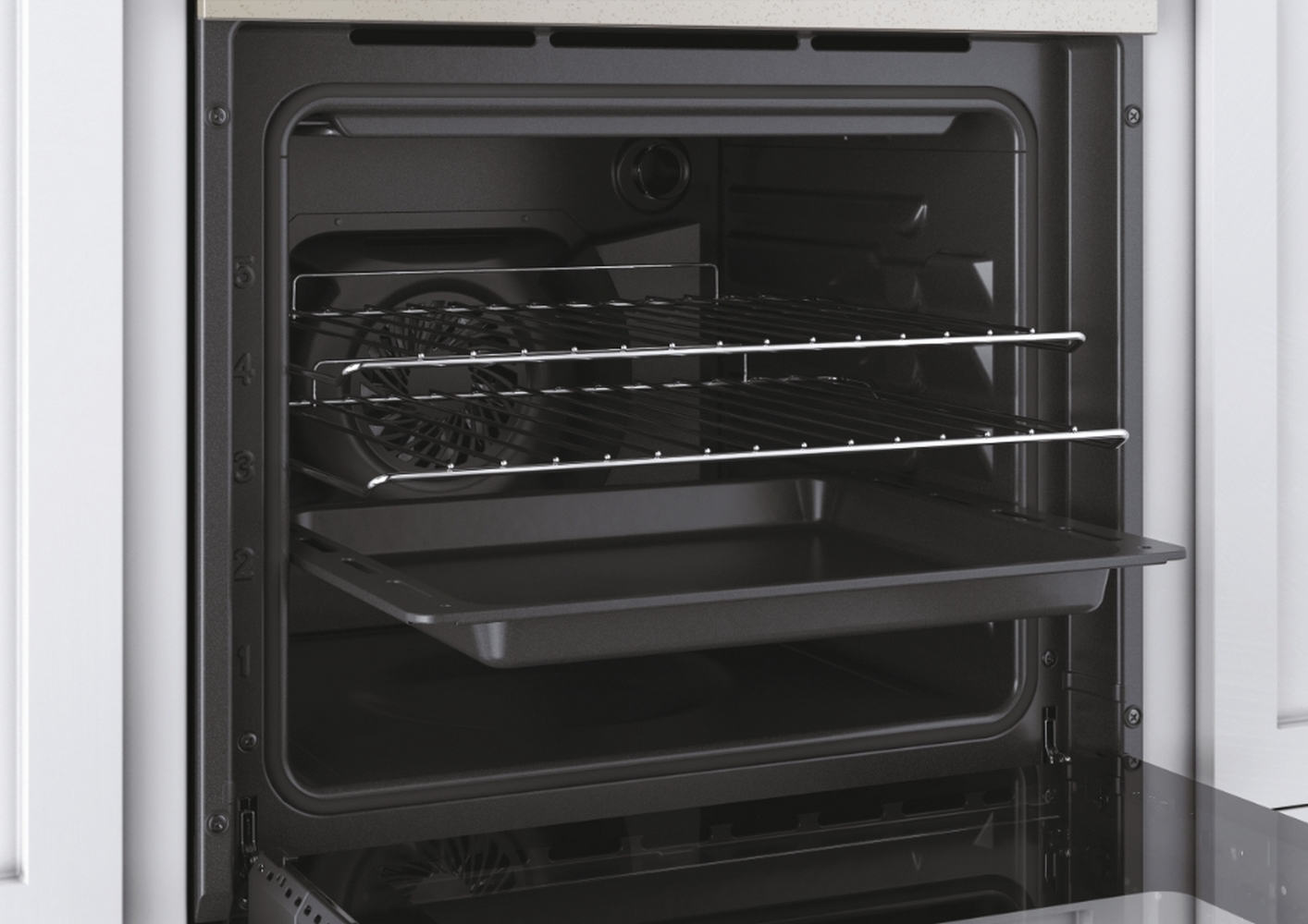 Un forno vuoto con griglie e un vassoio all'interno, che mostra l'interno.