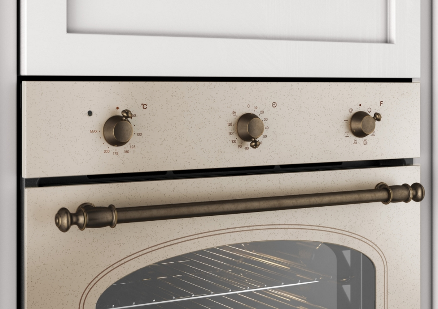 Un forno con manopole e una maniglia. Il forno è bianco sporco e la maniglia è in bronzo.