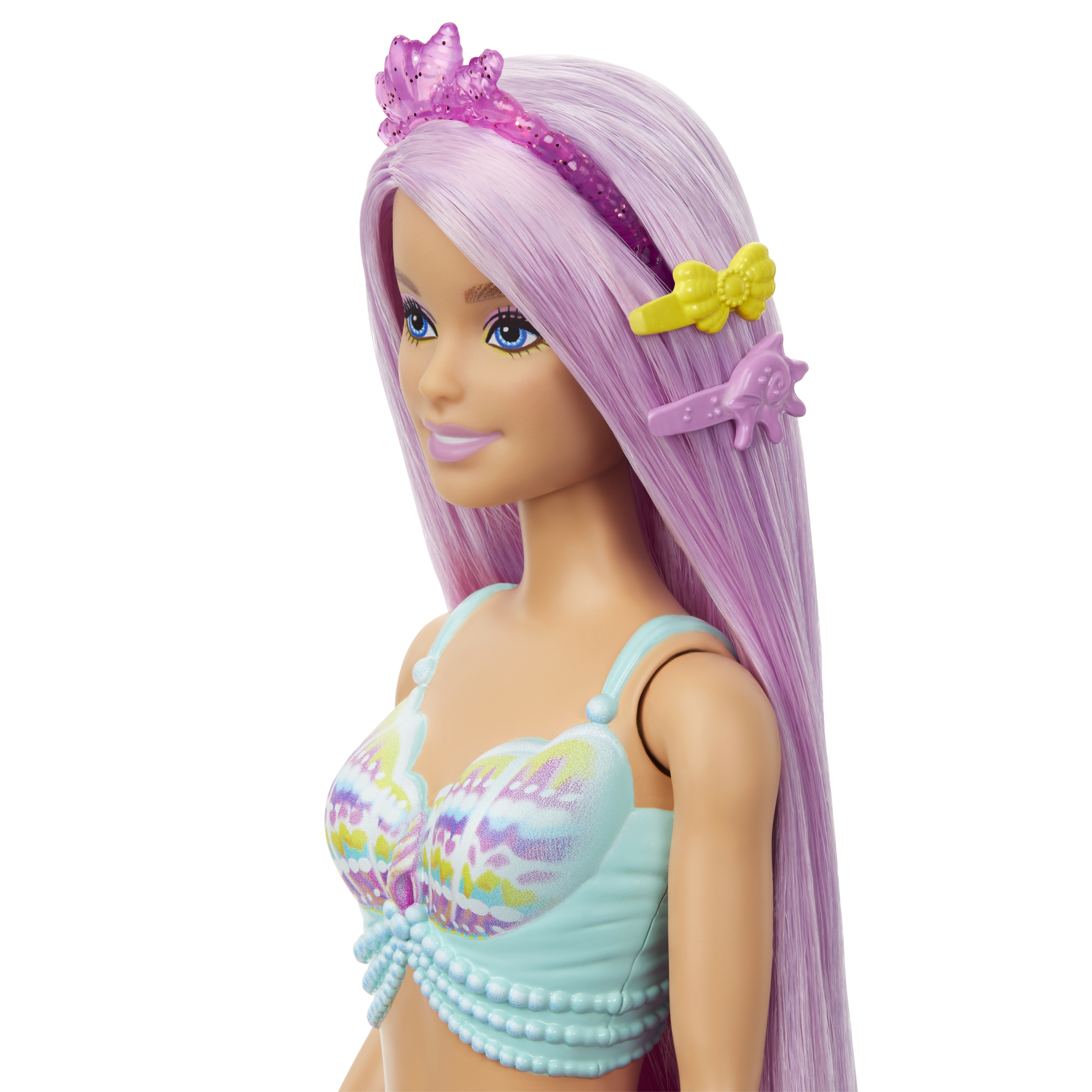 Muñeca sirena Barbie con cabello largo y lila claro, una corona y ojos azules. Su top es de temática marina.