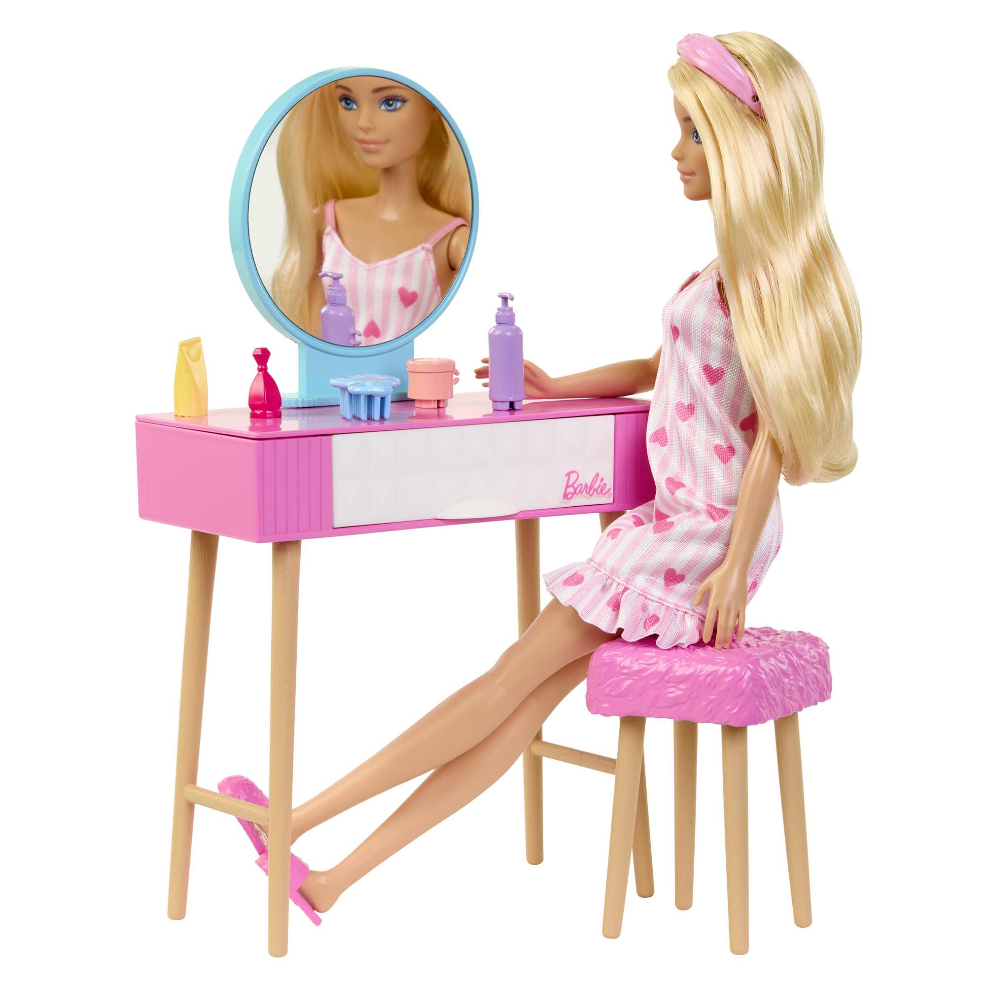 Muñeca Barbie en un tocador con espejo, accesorios y un taburete.