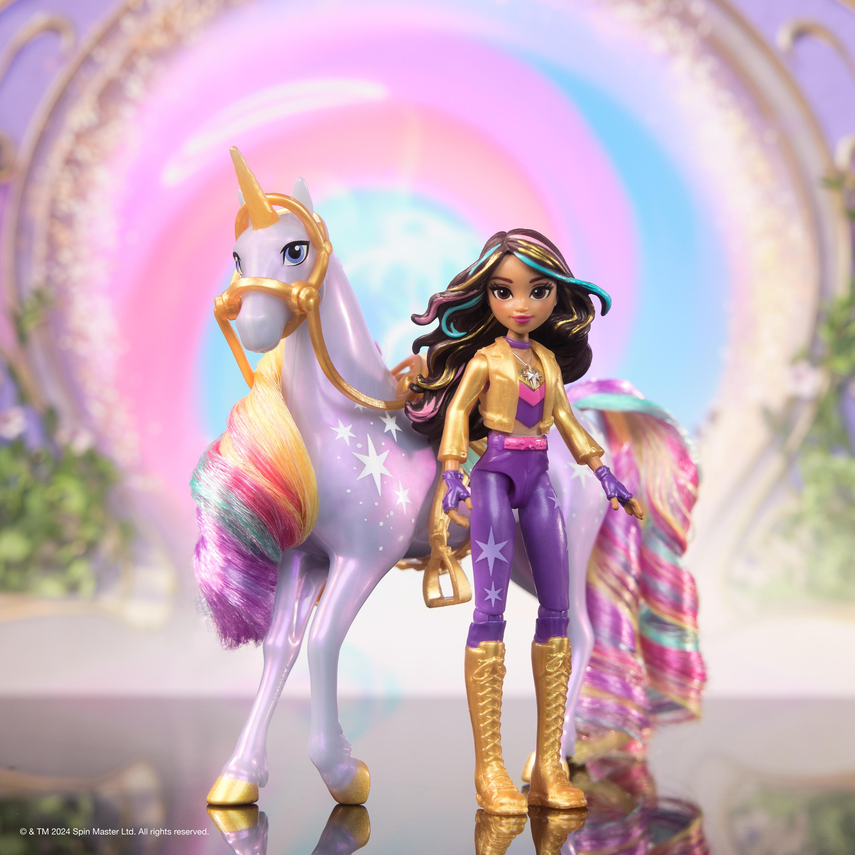 Muñeca y unicornio con una niña con chaqueta dorada y pantalón morado.