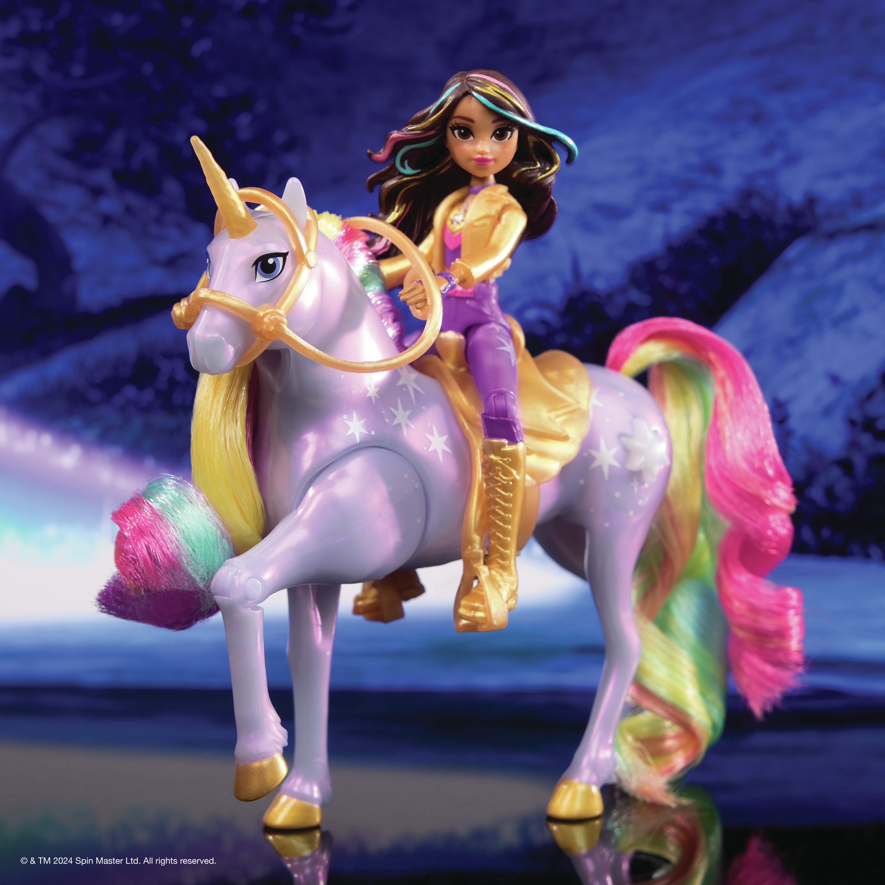 Una muñeca montando un unicornio sobre un fondo azul. El unicornio es morado y tiene una melena y cola arcoíris.