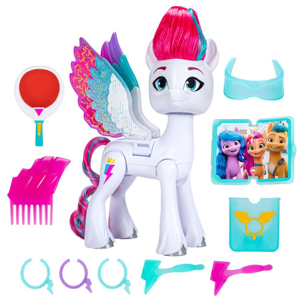 Un poni de juguete blanco con pelo arcoíris, un rayo rosa y accesorios.