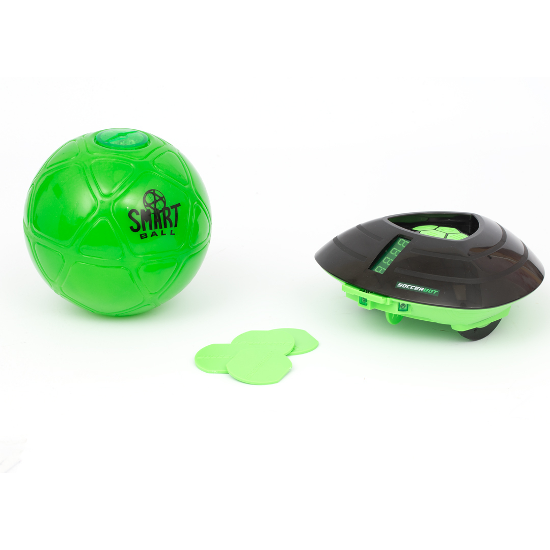 Palla da calcio intelligente verde e robot da calcio nero e verde su superficie bianca.