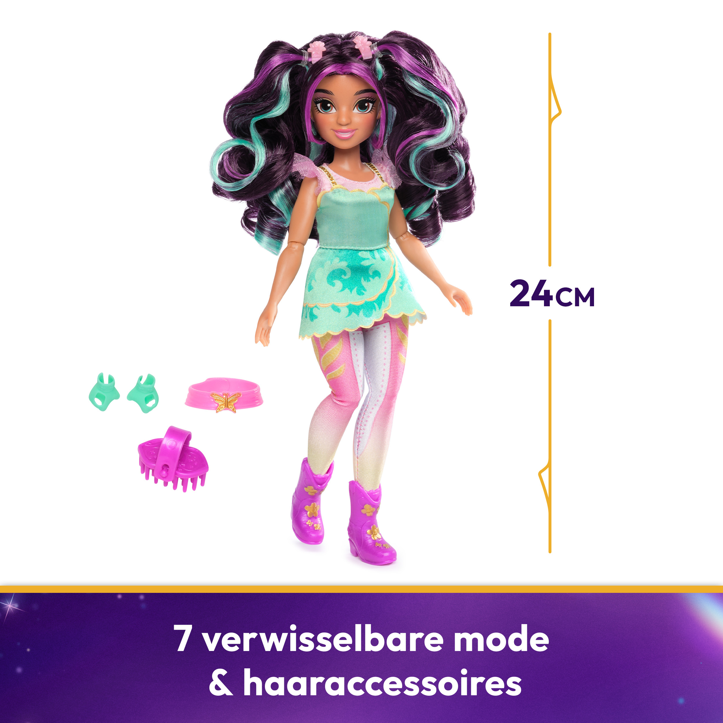 Una muñeca con pelo rizado y accesorios. Tiene un vestido verde y botas rosas.