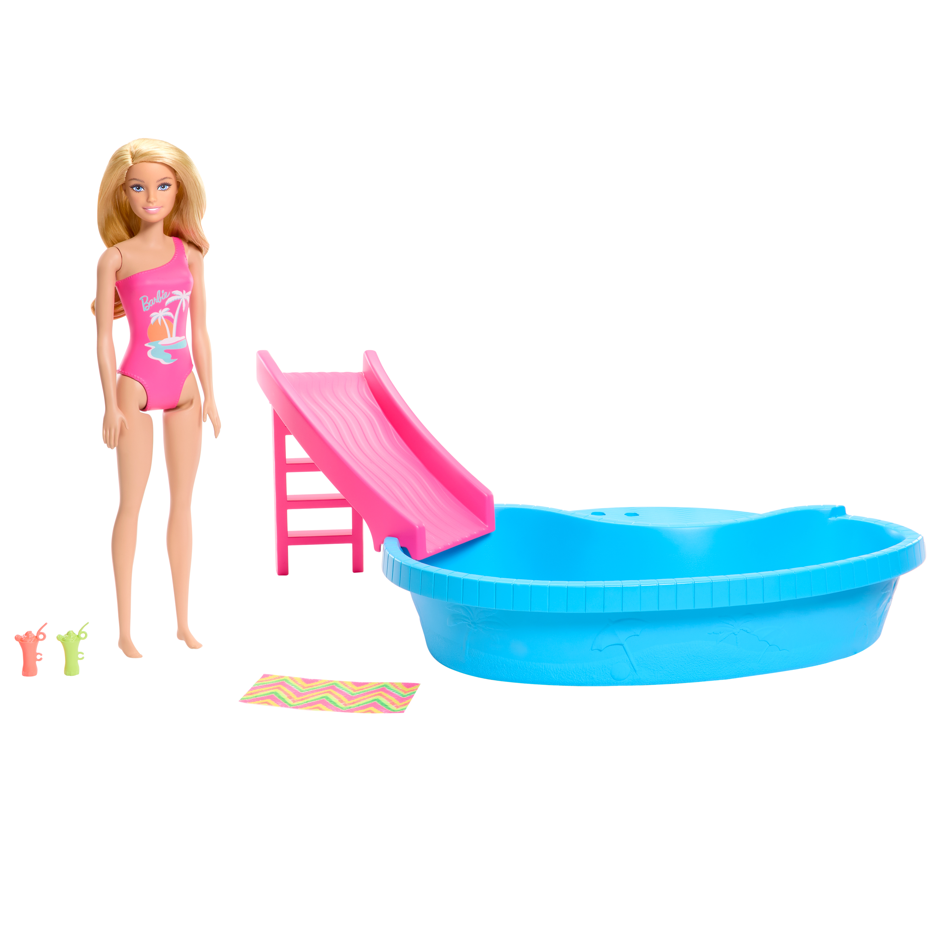 Bambola Barbie, costume da bagno rosa, piscina, scivolo e accessori. Sfondo bianco.