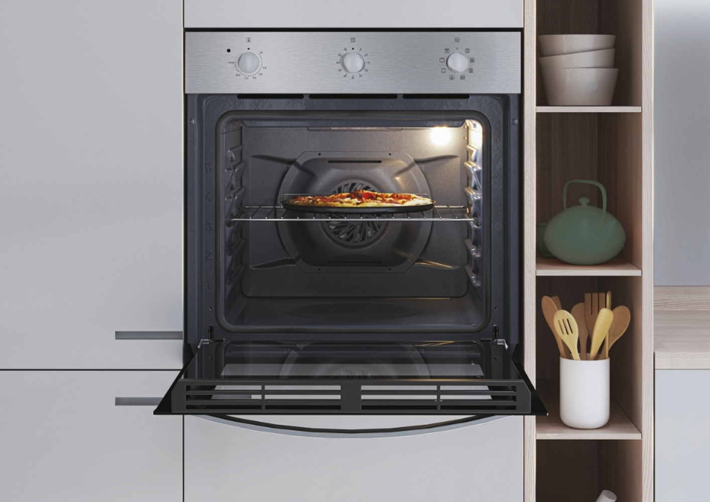 Un forno con pizza dentro, porta aperta, con utensili di legno.