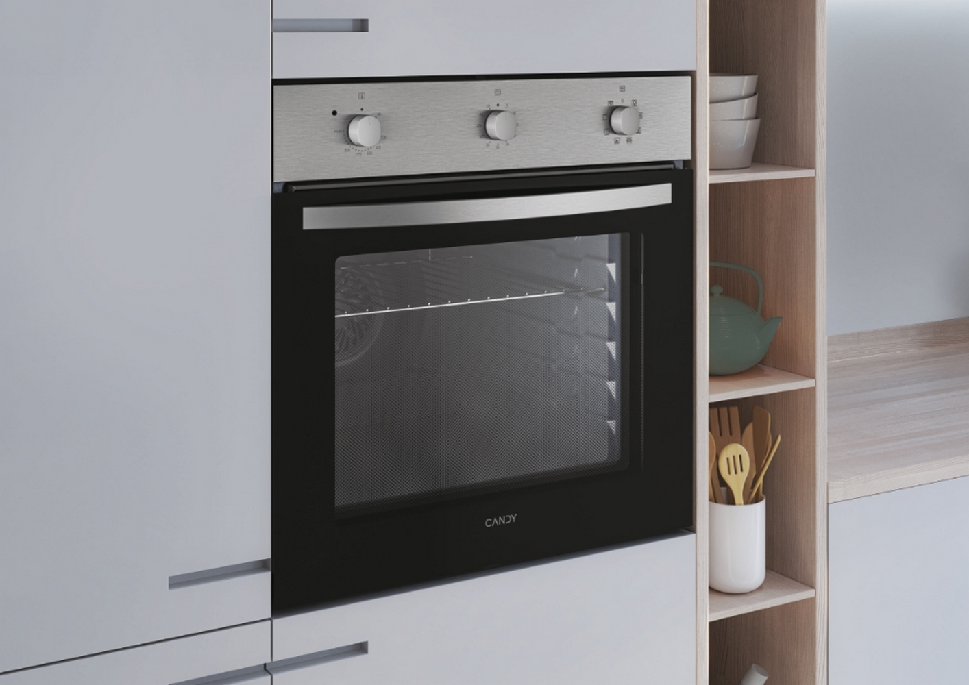Un forno a incasso con comandi e frontale in acciaio inox, circondato da mobili.