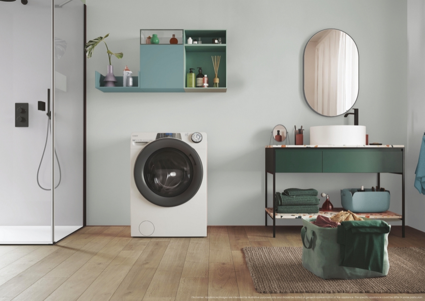 Scena di bagno con lavatrice, mobile, specchio e accessori. Pavimento in legno e pareti chiare.