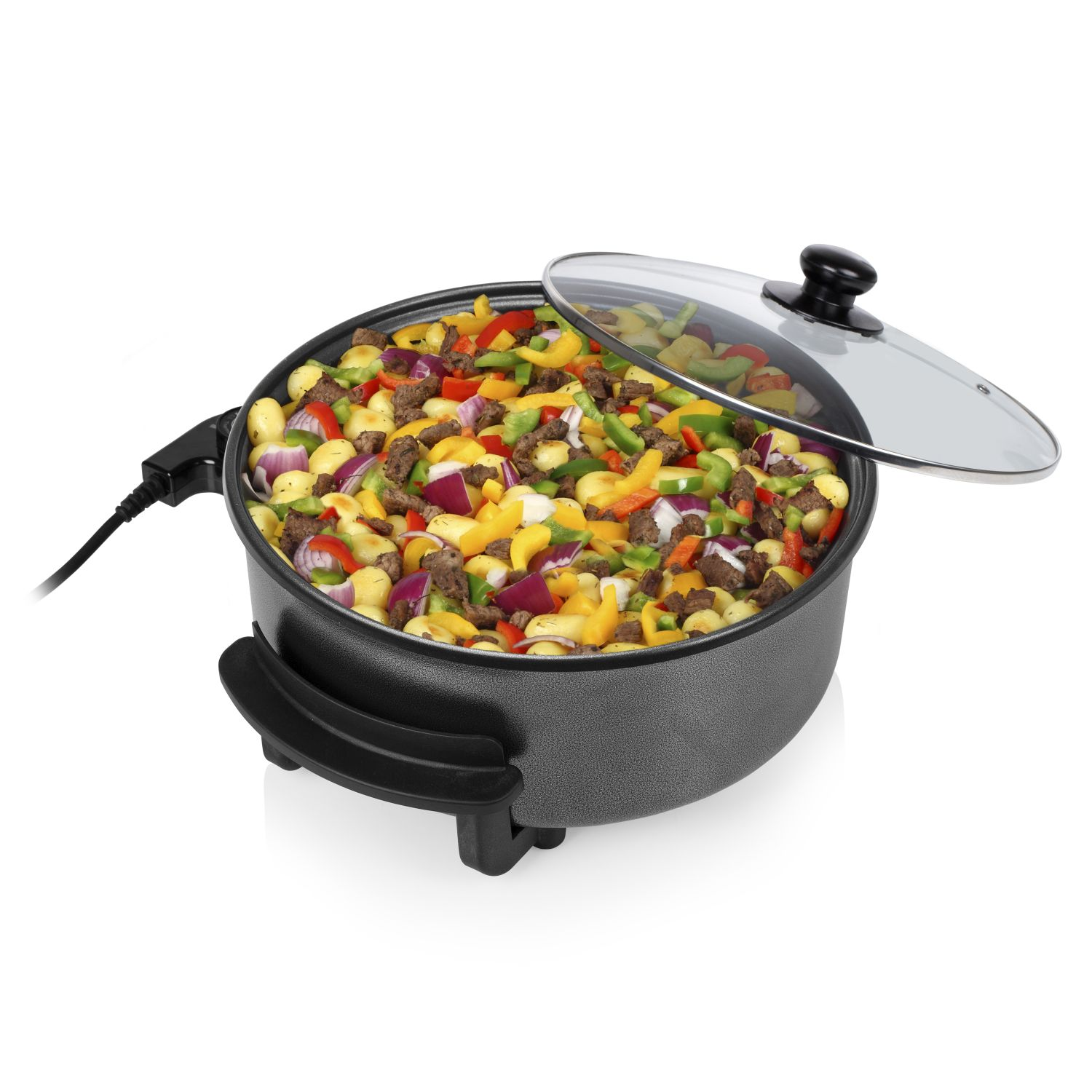 Patelnia z ugotowanym jedzeniem, w tym warzywami i mięsem, z pokrywką.