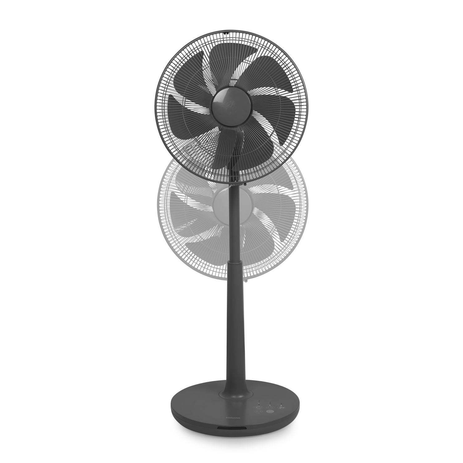 Ventilador de pie negro, con un segundo ventilador borroso. El ventilador está sobre fondo blanco.