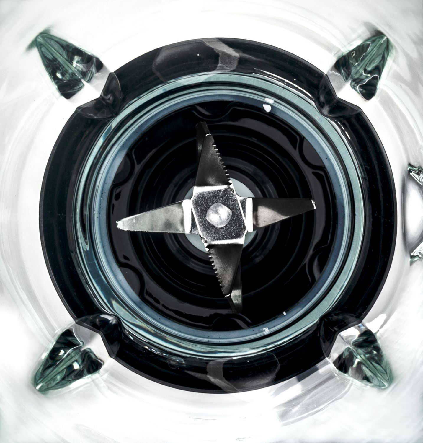 Zespół ostrzy blendera, widok od wewnątrz. Jest ze stali nierdzewnej.