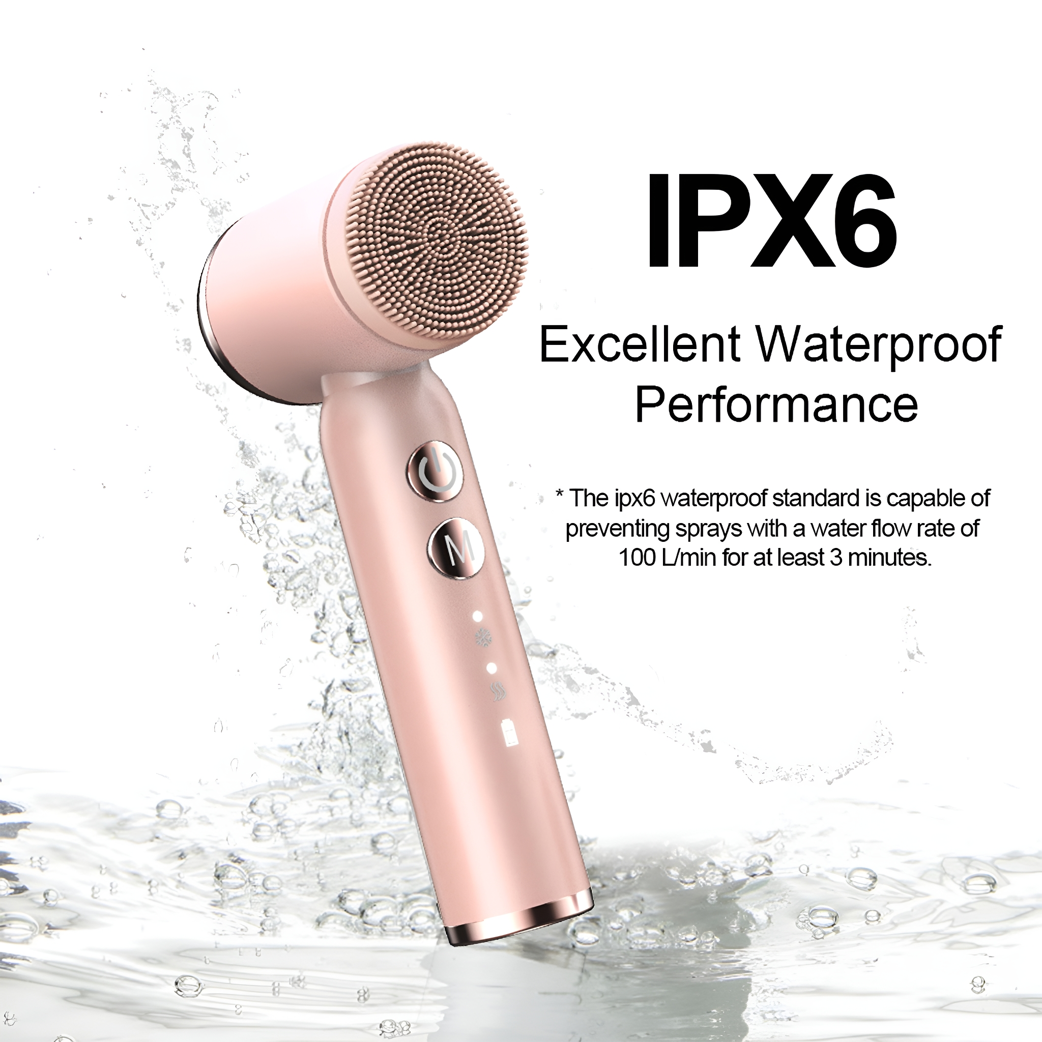 Ein rosa wasserdichter Gesichtsreiniger wird mit Wasser besprüht. Es hat Knöpfe und einen Bürstenkopf.