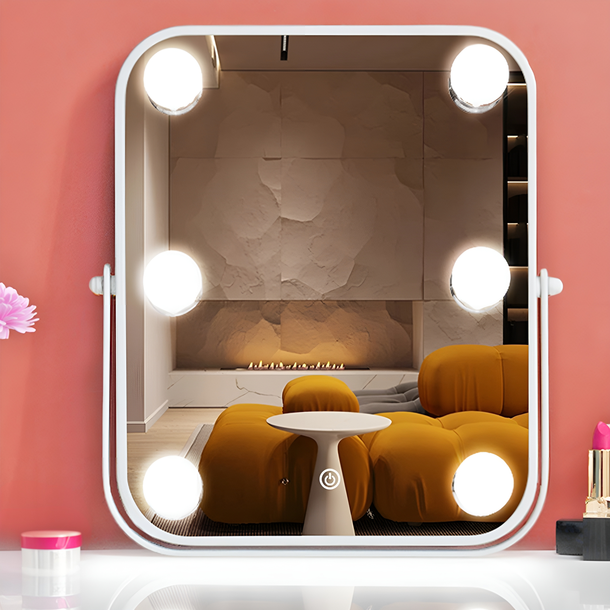 Schminkspiegel mit Lichtern, der einen Raum mit gelben Sitzgelegenheiten und einer rosa Wand reflektiert.