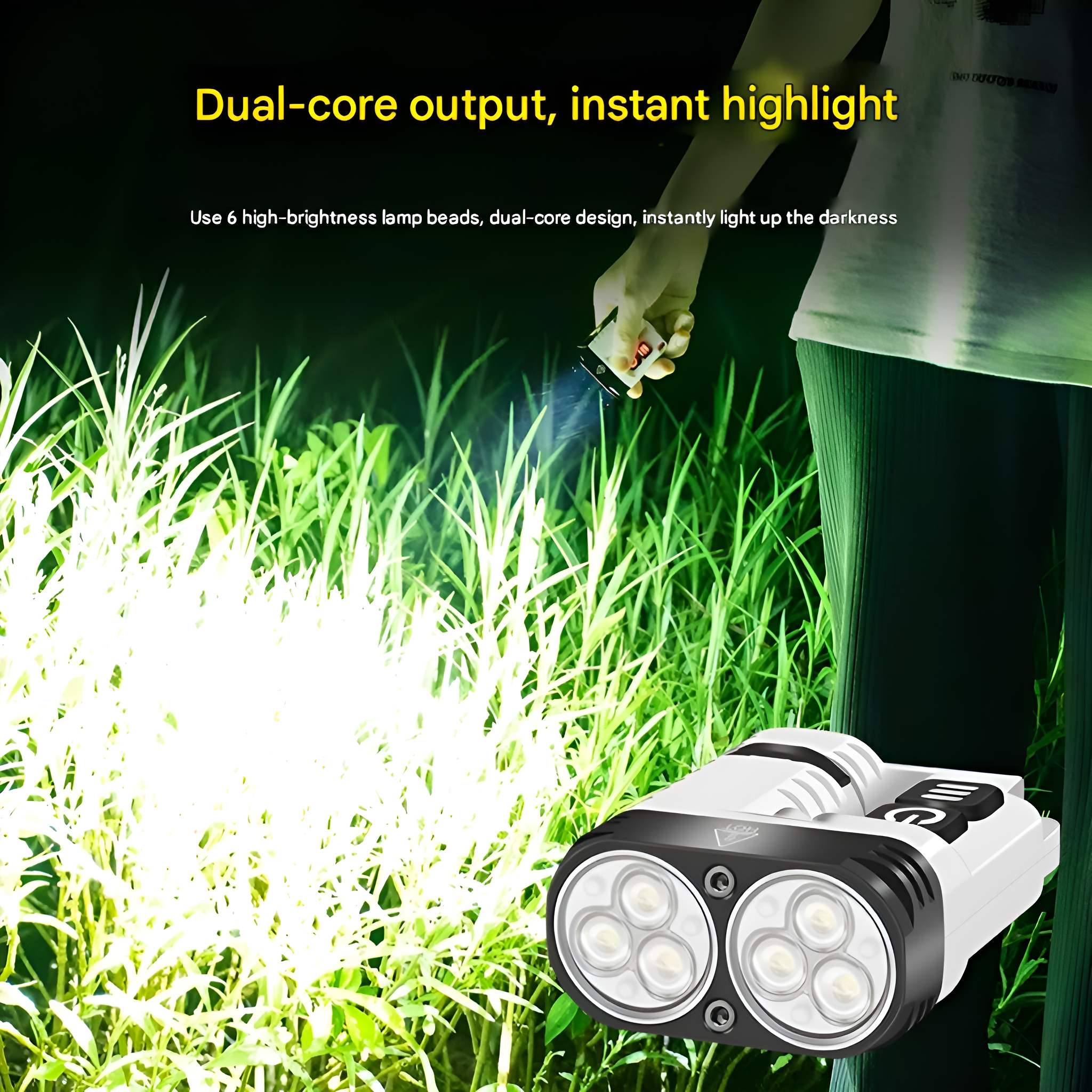 Eine Person hält eine Taschenlampe und beleuchtet Gras. Eine große Taschenlampe ist im Vordergrund.