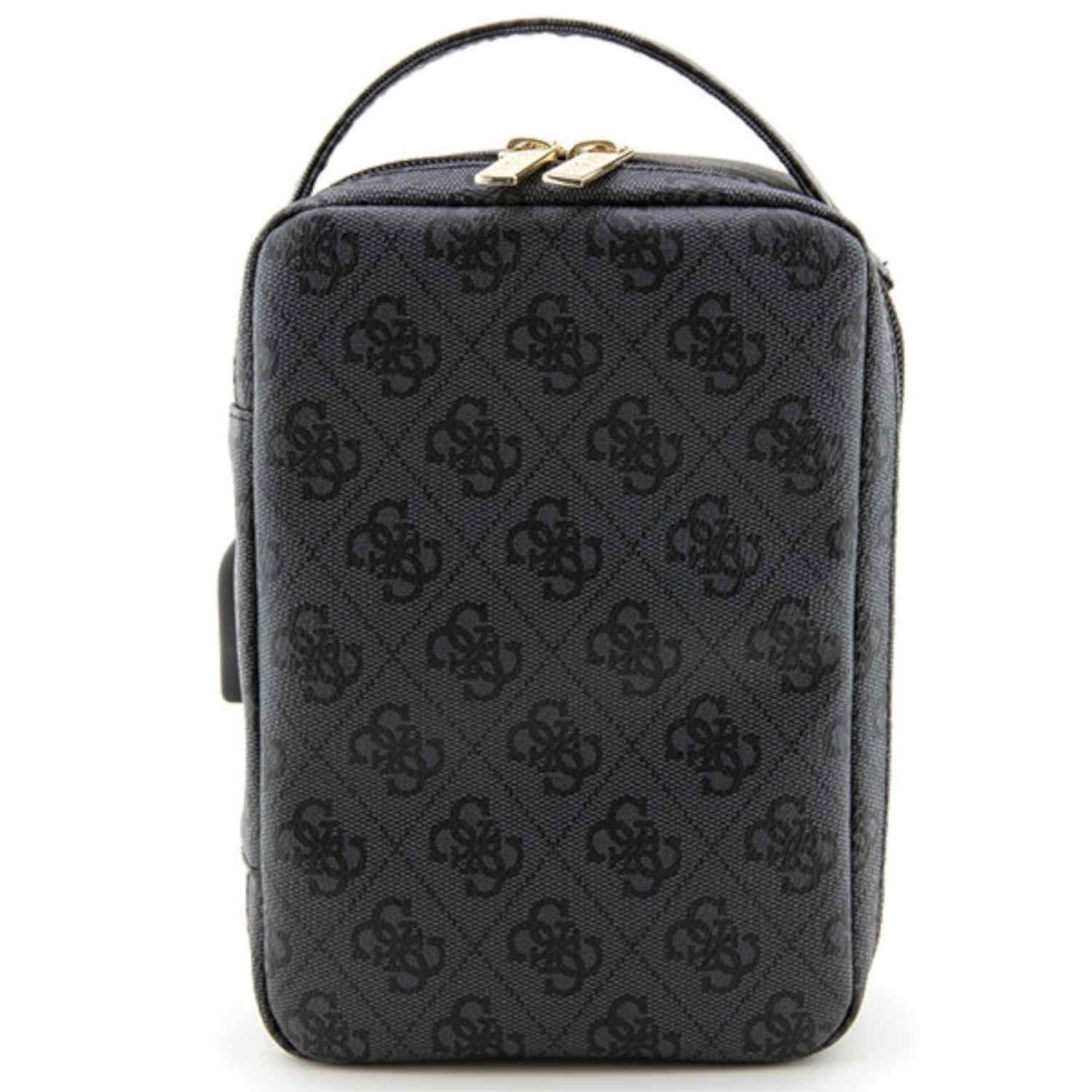 Eine kleine, schwarze Guess-Tasche mit sich wiederholendem Logo-Muster und Henkel auf weißem Grund.
