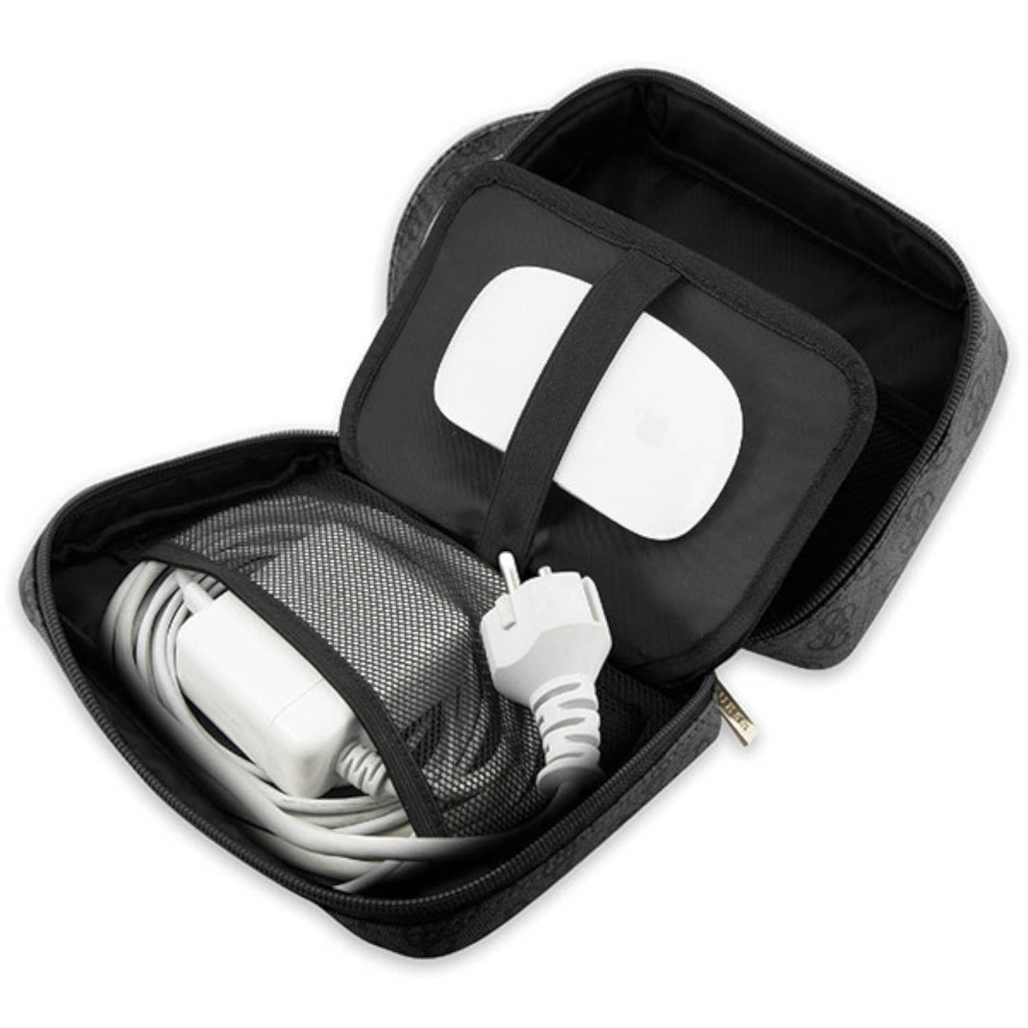 Eine schwarze Reisetasche, die geöffnet ist, um eine weiße Maus, ein Ladegerät und Kabel zu zeigen. Schwarzer Hintergrund.