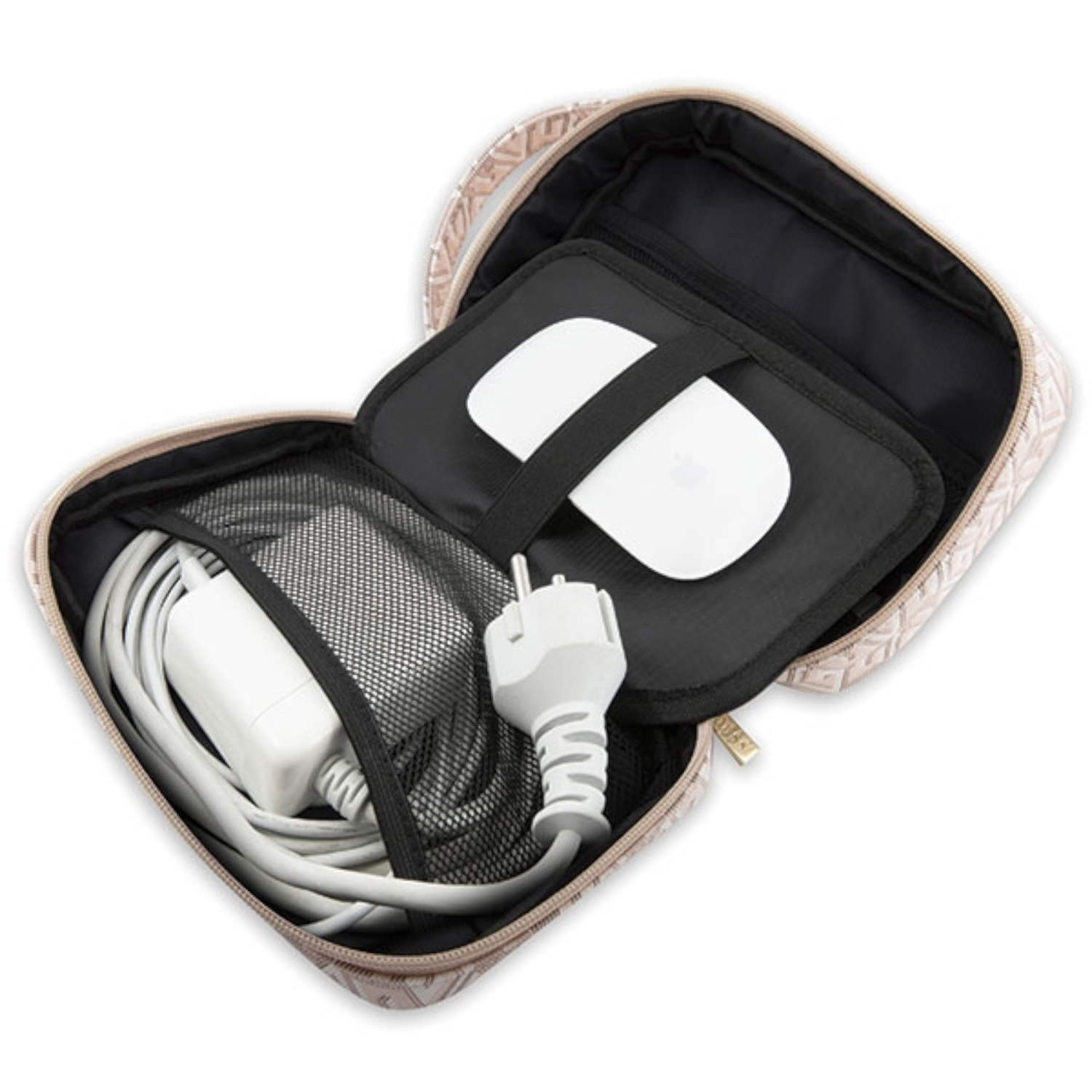 Custodia da viaggio aperta con accessori tecnologici: caricatore bianco, mouse, cavi e spina.