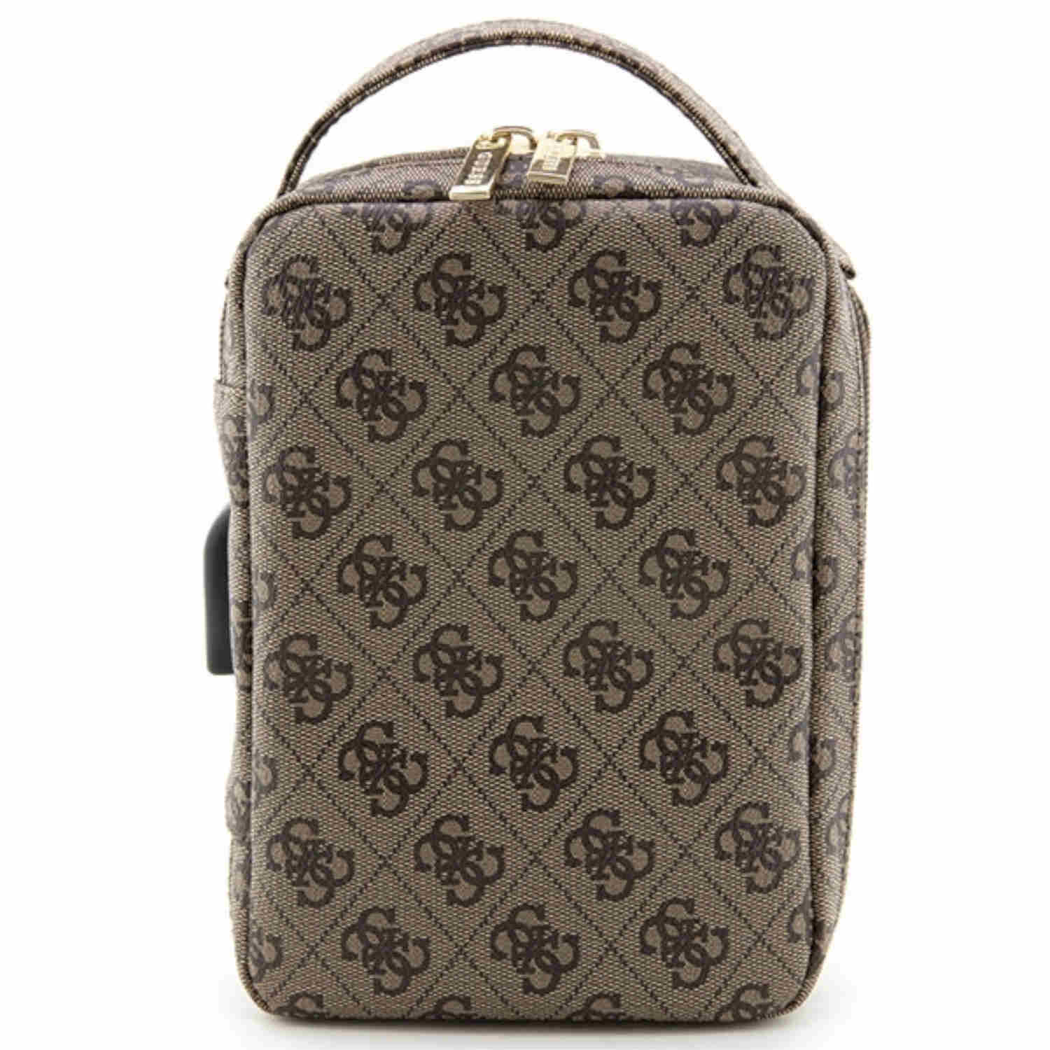 Una borsa a tracolla Guess marrone con un motivo a logo ripetuto, cerniera e manico. La borsa è su uno sfondo bianco.