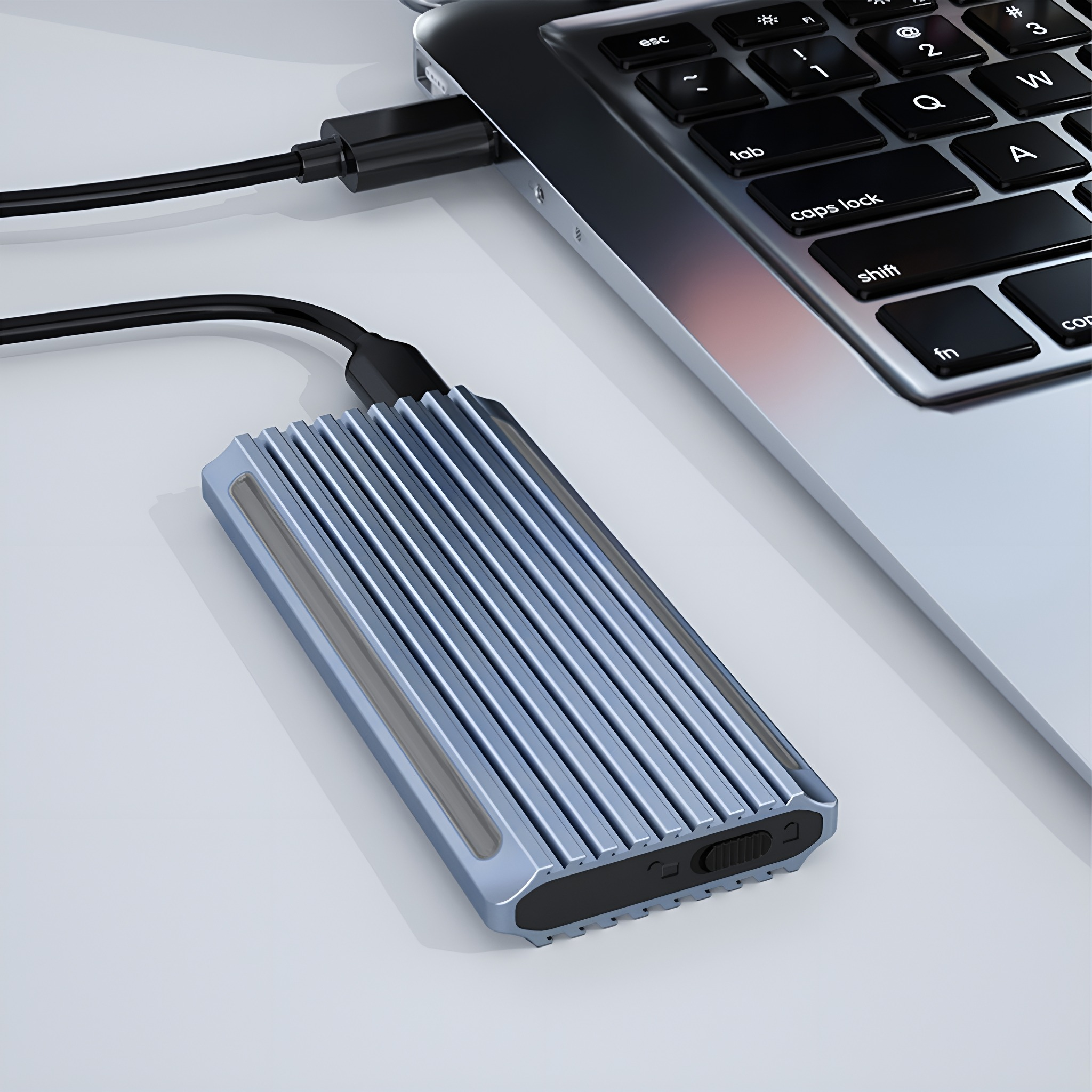 Eine metallisch blaue externe Festplatte, verbunden mit einem Laptop, mit einem schwarzen USB-C-Kabel.