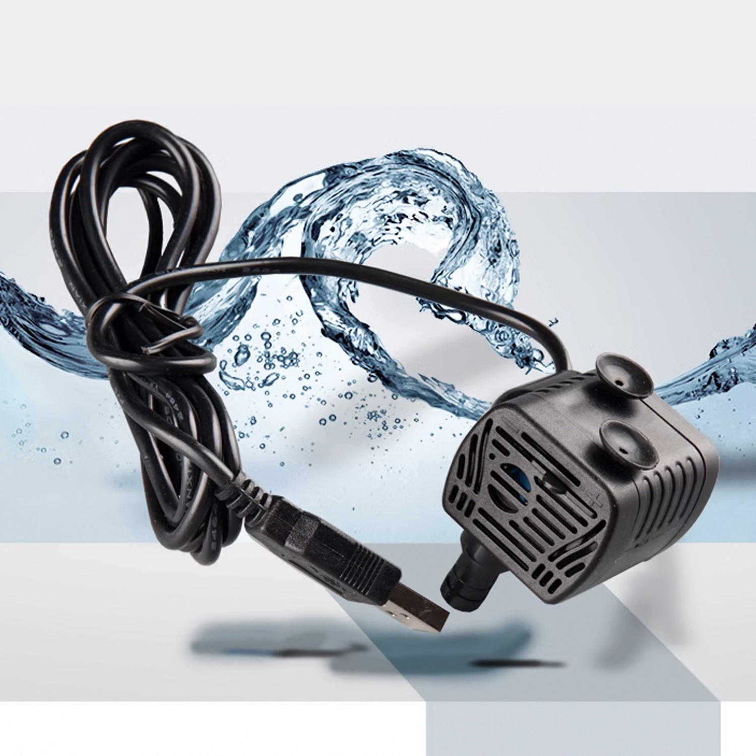 Eine kleine schwarze Wasserpumpe mit USB-Stecker und schwarzem Kabel. Die Pumpe ist bei Wasserspritzern.