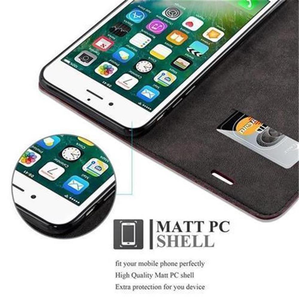 Uno smartphone con una custodia, che mostra le icone delle app. Una carta è parzialmente visibile in uno slot.