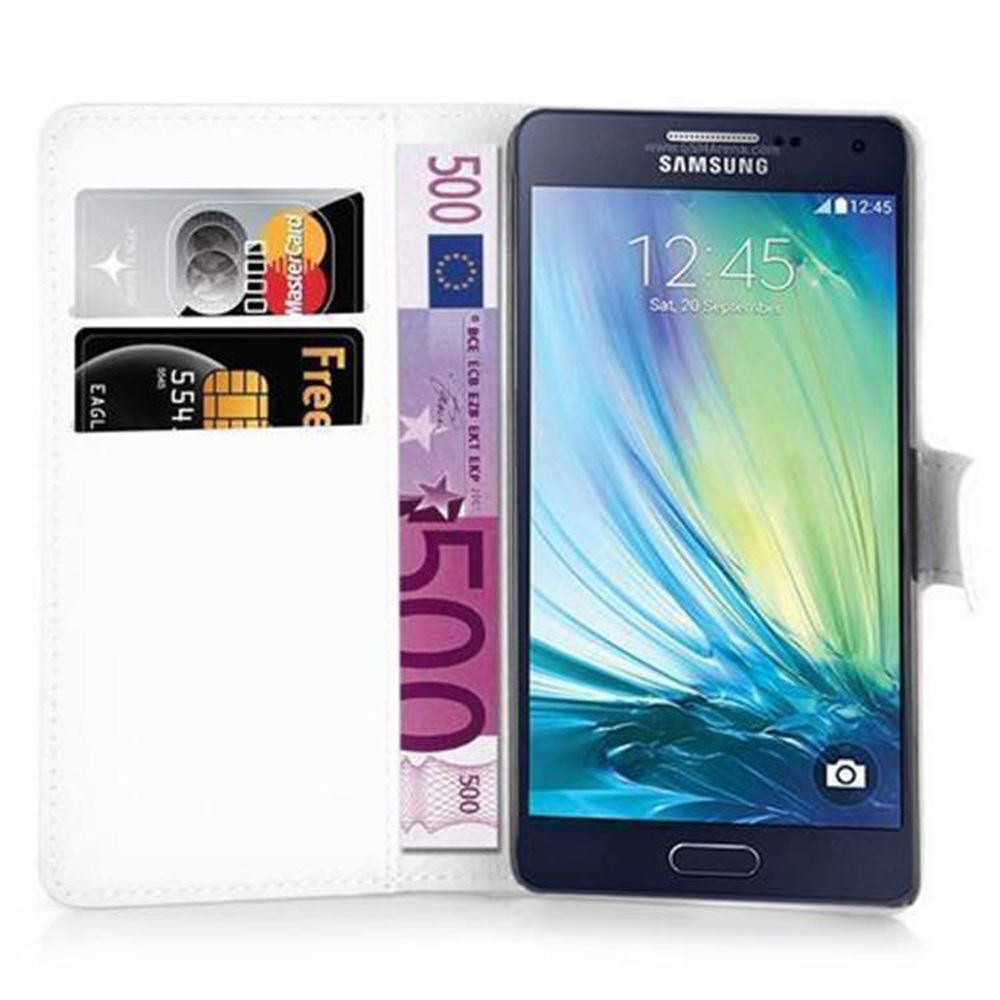 Smartphone in una custodia a portafoglio, mostra carta di credito, banconote in euro e l'ora.