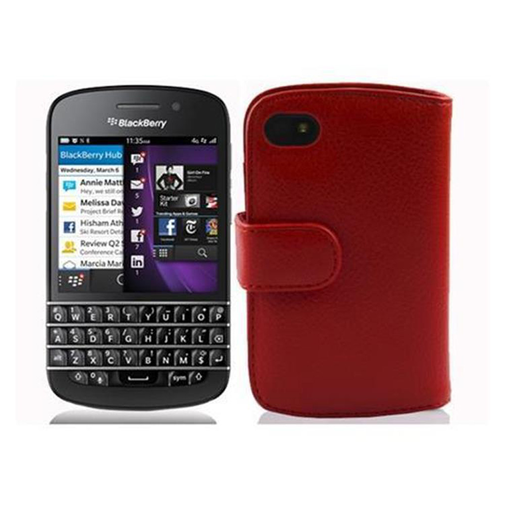 Un teléfono Blackberry negro y una funda de cuero roja. La pantalla del teléfono muestra la interfaz.