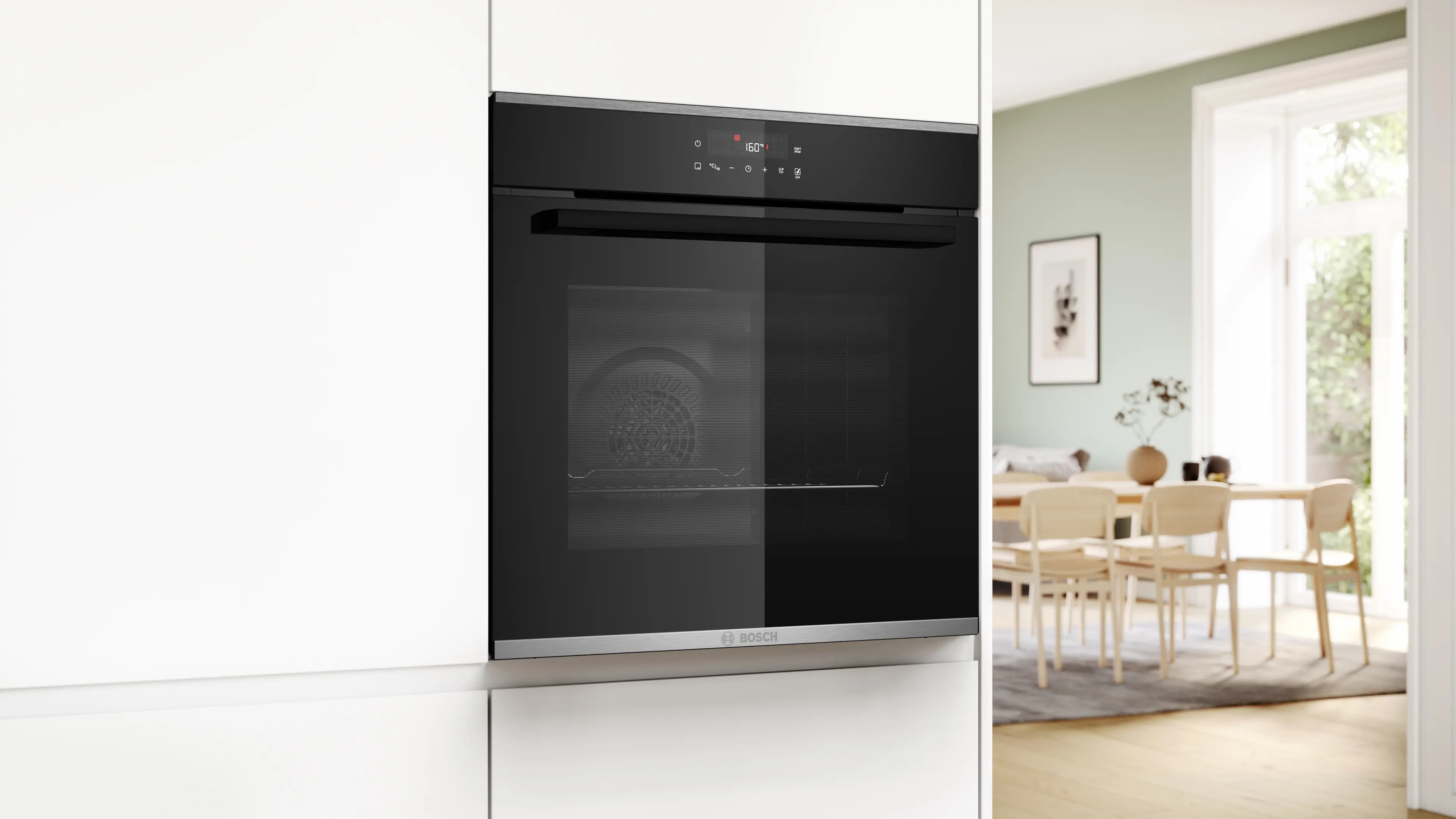 Forno Bosch nero moderno integrato in mobili bianchi, zona pranzo visibile sullo sfondo.