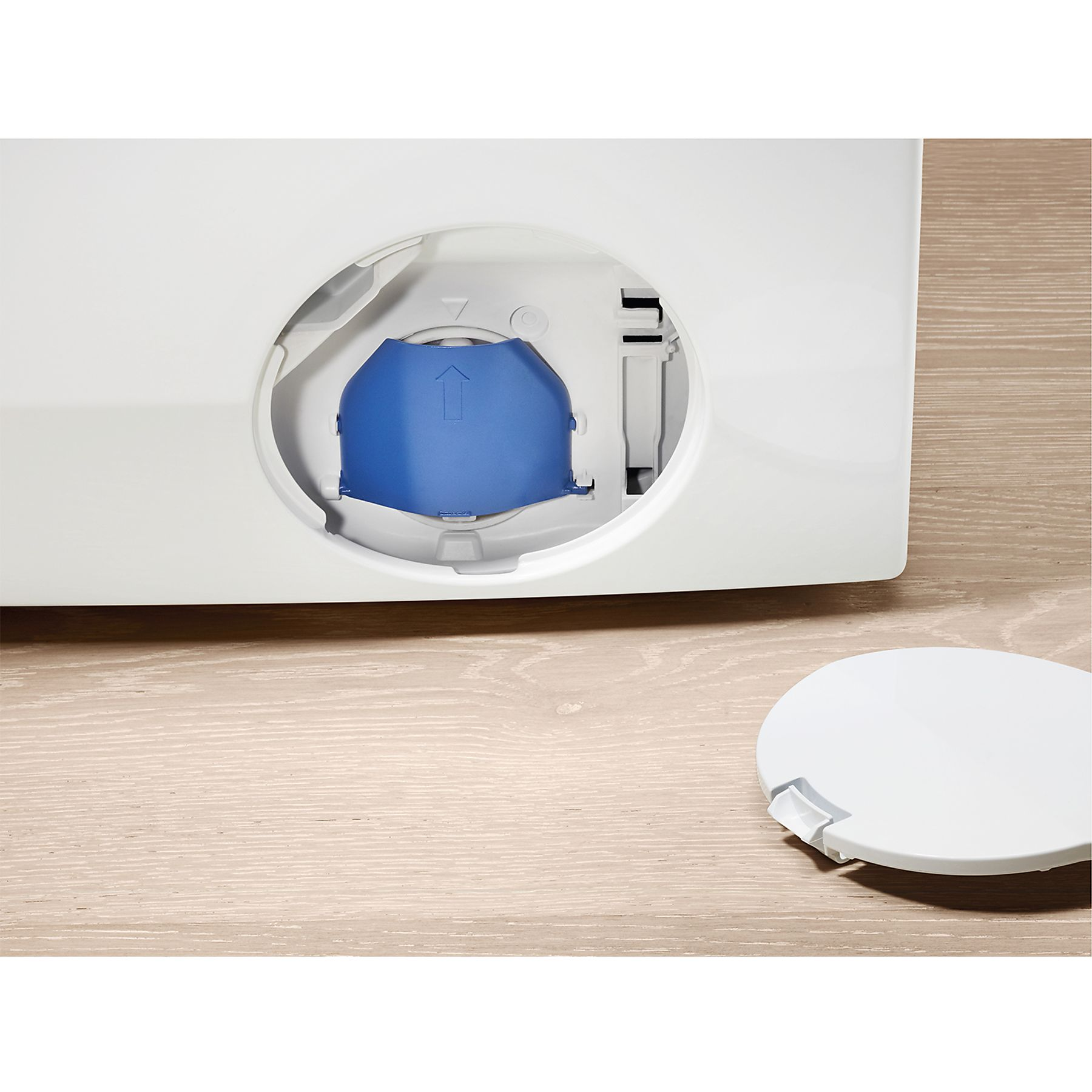Componente bianco della lavatrice con coperchio del filtro blu e coperchio bianco staccato.