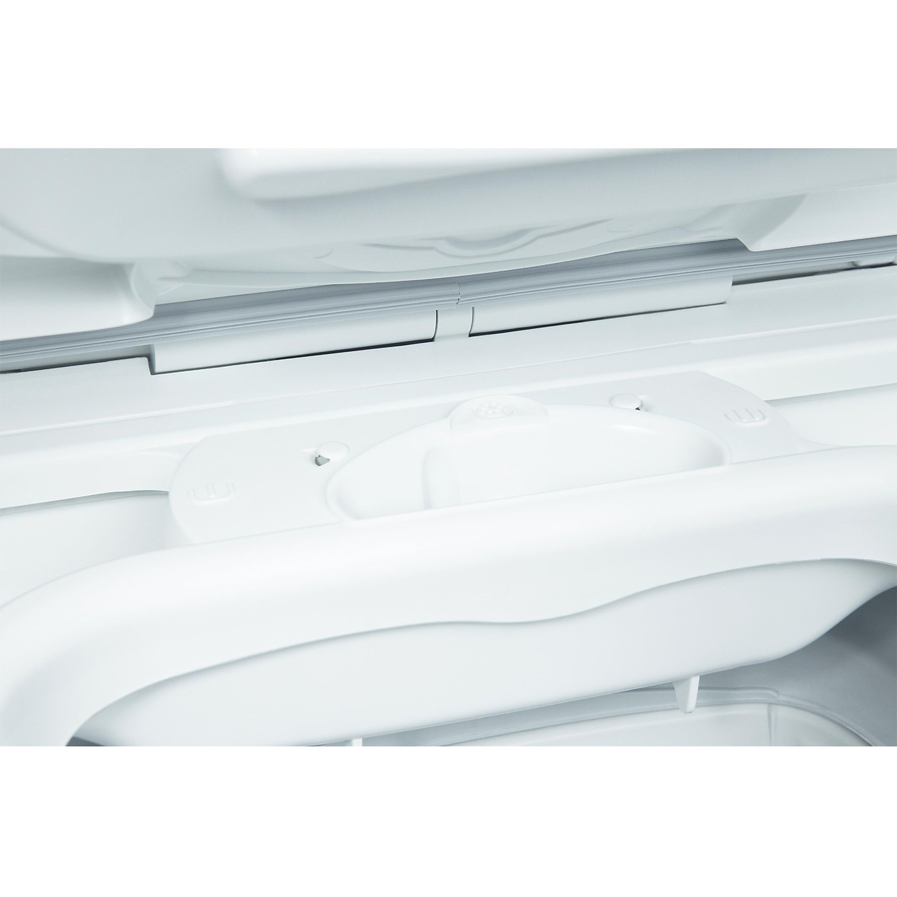 Ujęcie wnętrza białej zamrażarki, pokazujące uchwyt i białe wnętrze, z bliskim widokiem.