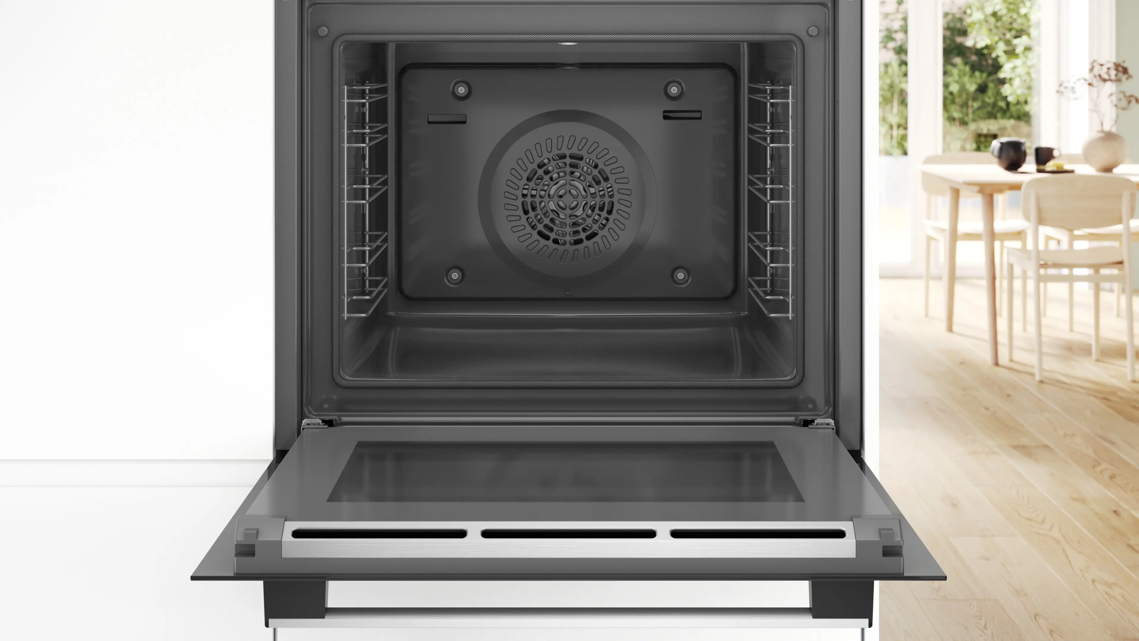 Un interno forno aperto, che mostra l'interno con griglie, una ventola e la porta a vetro aperta.