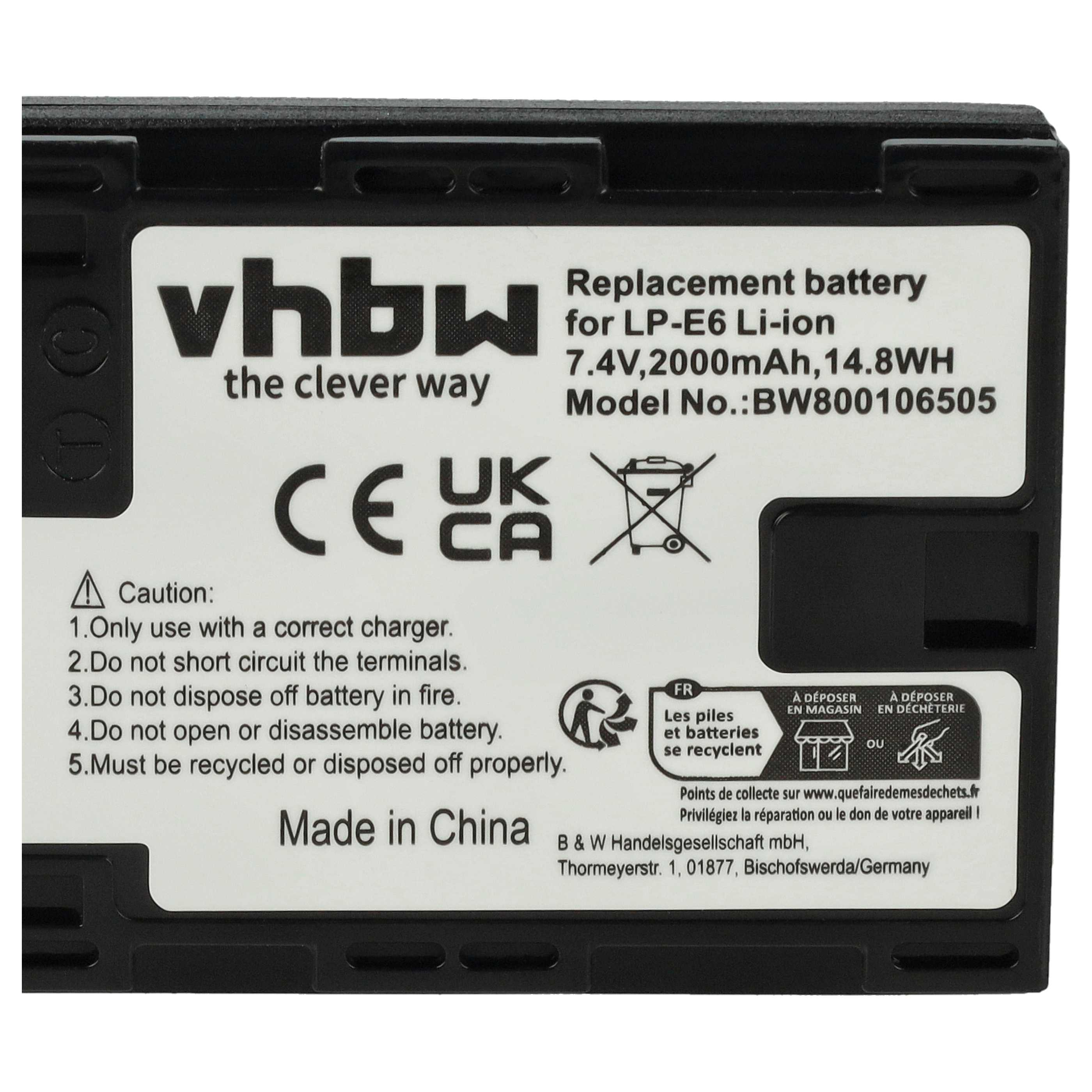 Ersatzbatterie, schwarz mit weißem Text. Weißer Hintergrund. Textdetails zur Batterie.