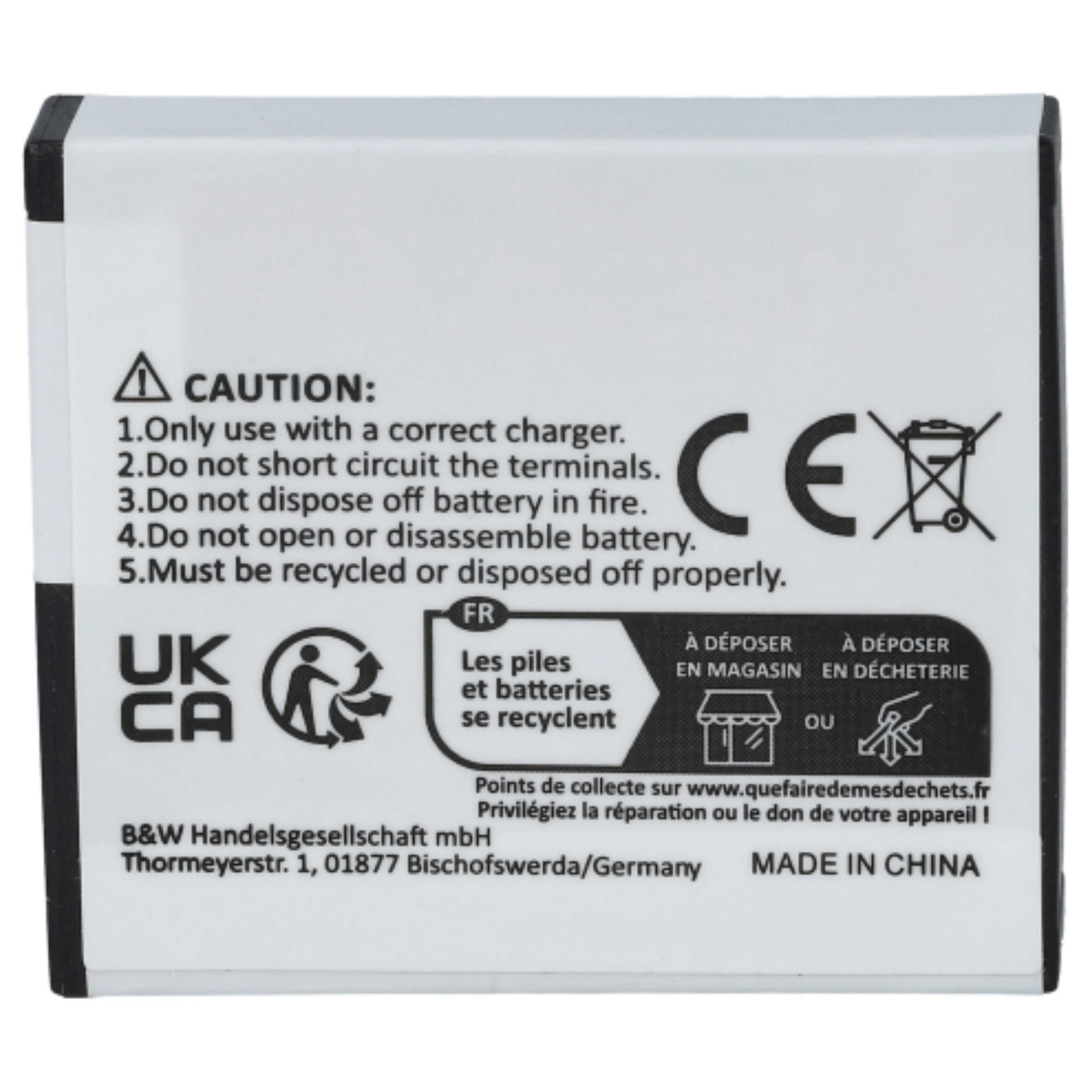 Eine weiße Batterie mit Sicherheitshinweisen und Recyclinganweisungen. CE-Zeichen und UKCA-Logo sind sichtbar.
