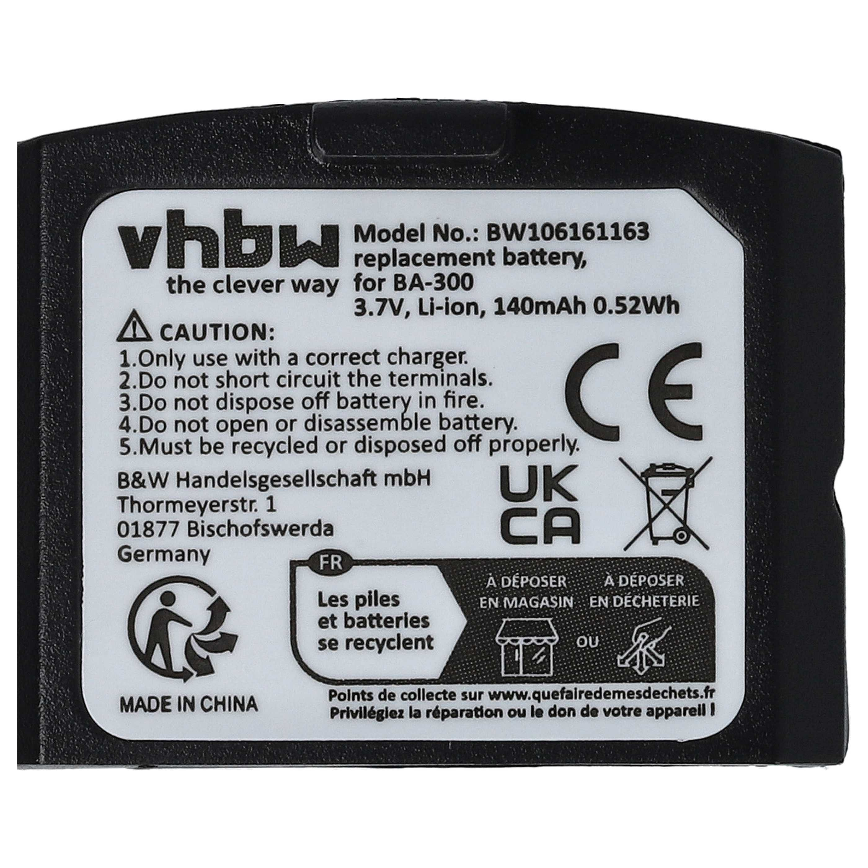 Schwarze Batterie mit weißem Text. Warnhinweise und Recycling-Symbole sind sichtbar. Weißer Hintergrund.