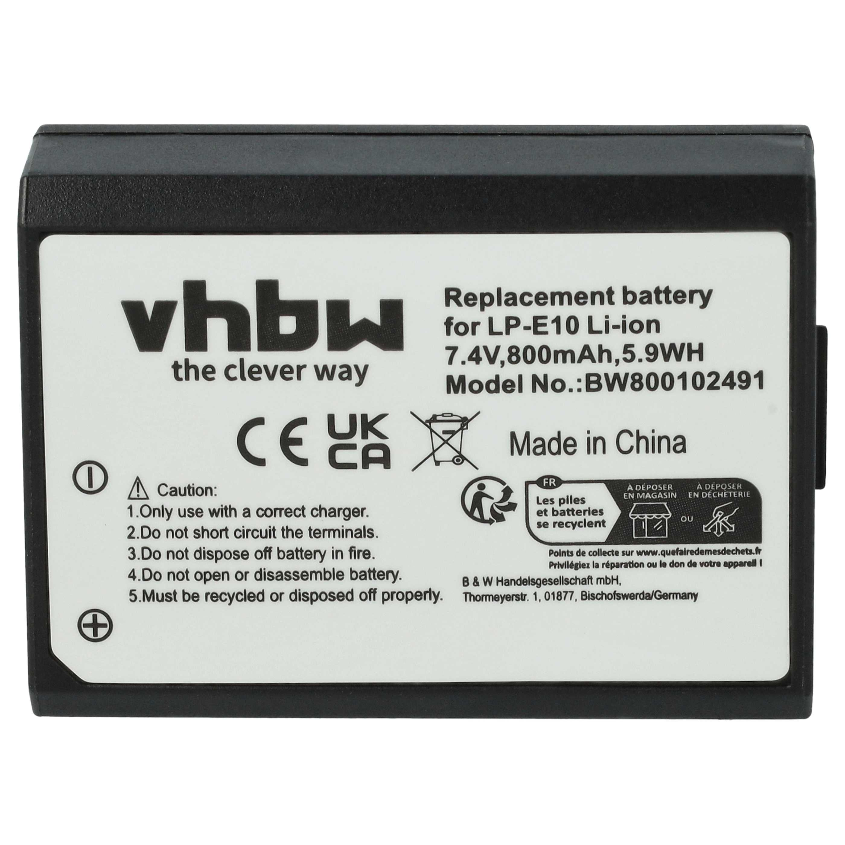 Schwarz-weiße Batterie mit Text und Recycling-Symbolen auf weißem Untergrund.