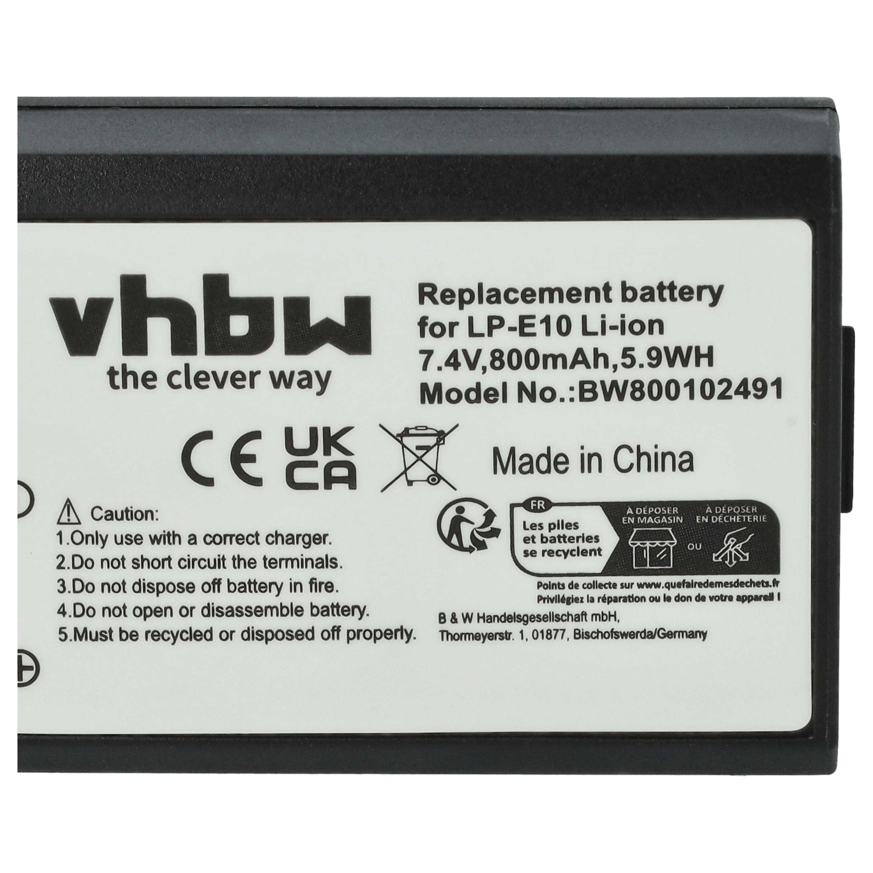 Schwarzes Batterieetikett mit weißem Text, Vorsichtssymbolen und Recycling-Informationen.