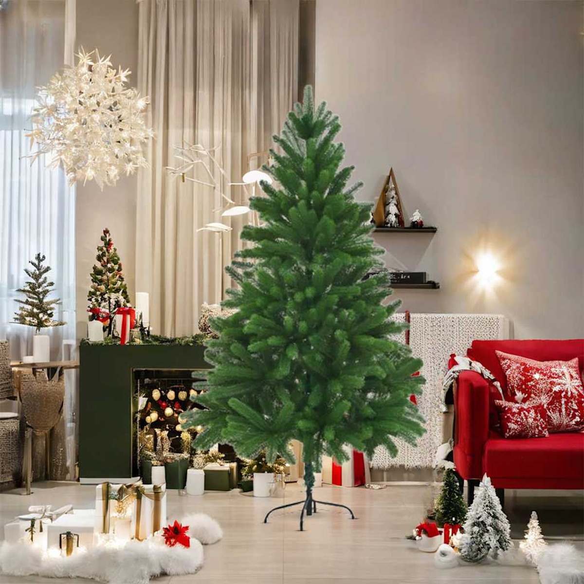 Grüner Weihnachtsbaum in einem Raum mit Dekorationen und rotem Sofa.