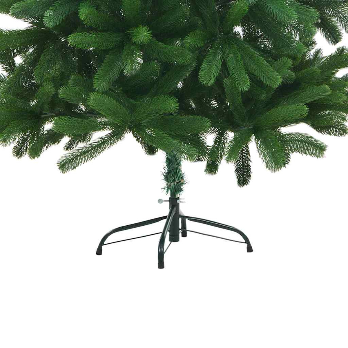Nahaufnahme des Fußes eines grünen künstlichen Weihnachtsbaums mit schwarzem Ständer, isoliert auf Weiß.