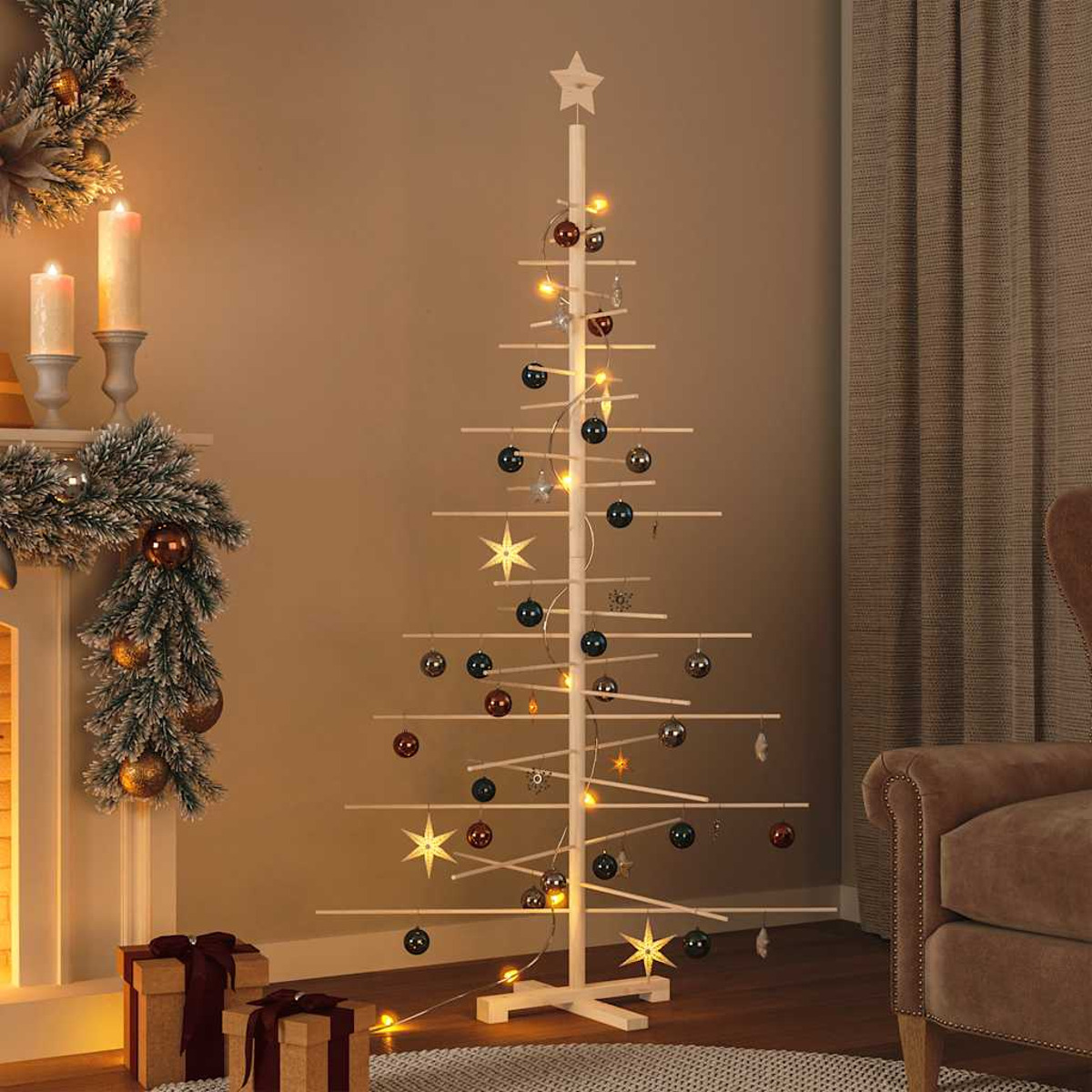 Weihnachtsbaum aus Holz mit Ornamenten und Lichtern, vor warmem Hintergrund.