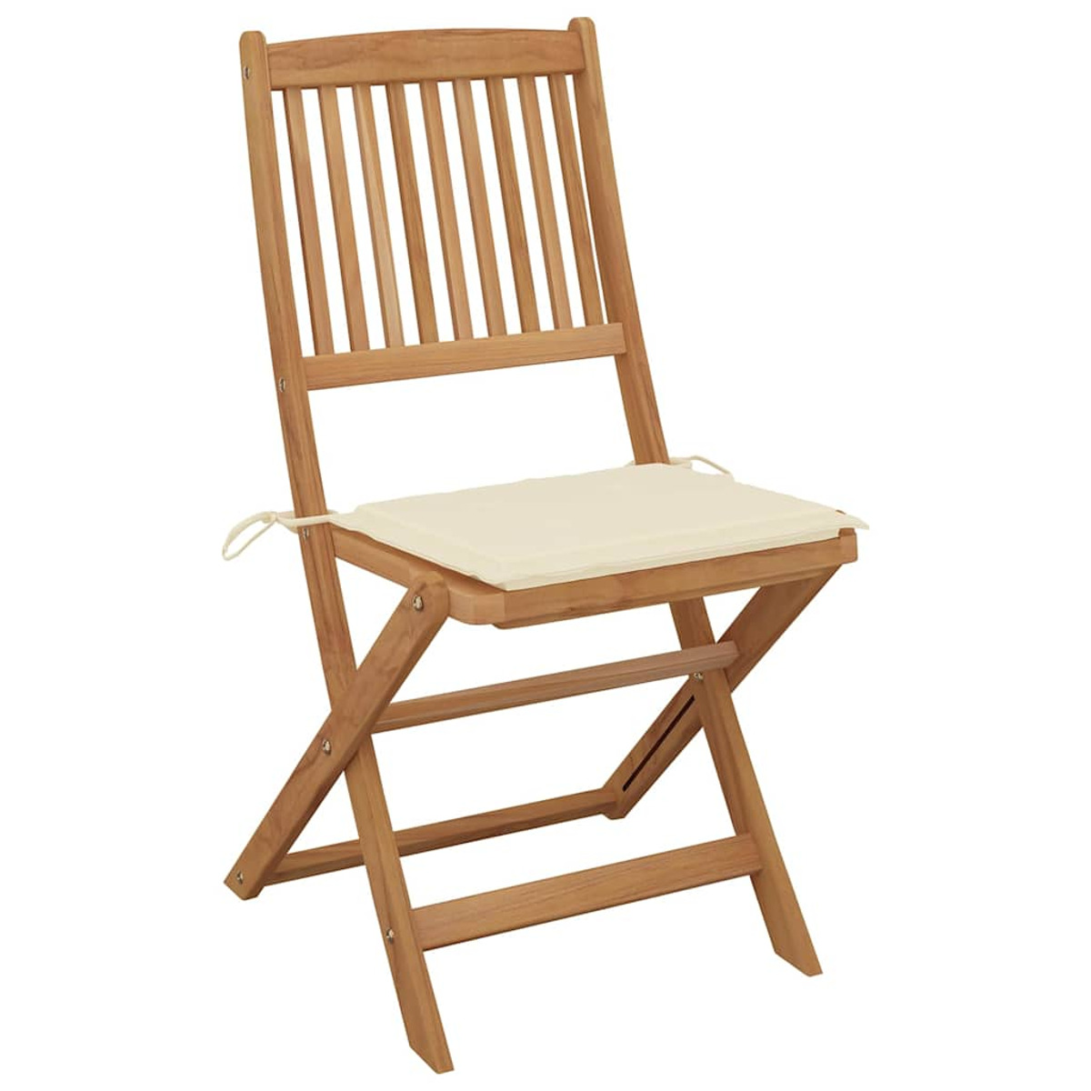 Klappstuhl aus Holz mit beigem Kissen auf dem Sitz. Er ist in geöffneter Position.