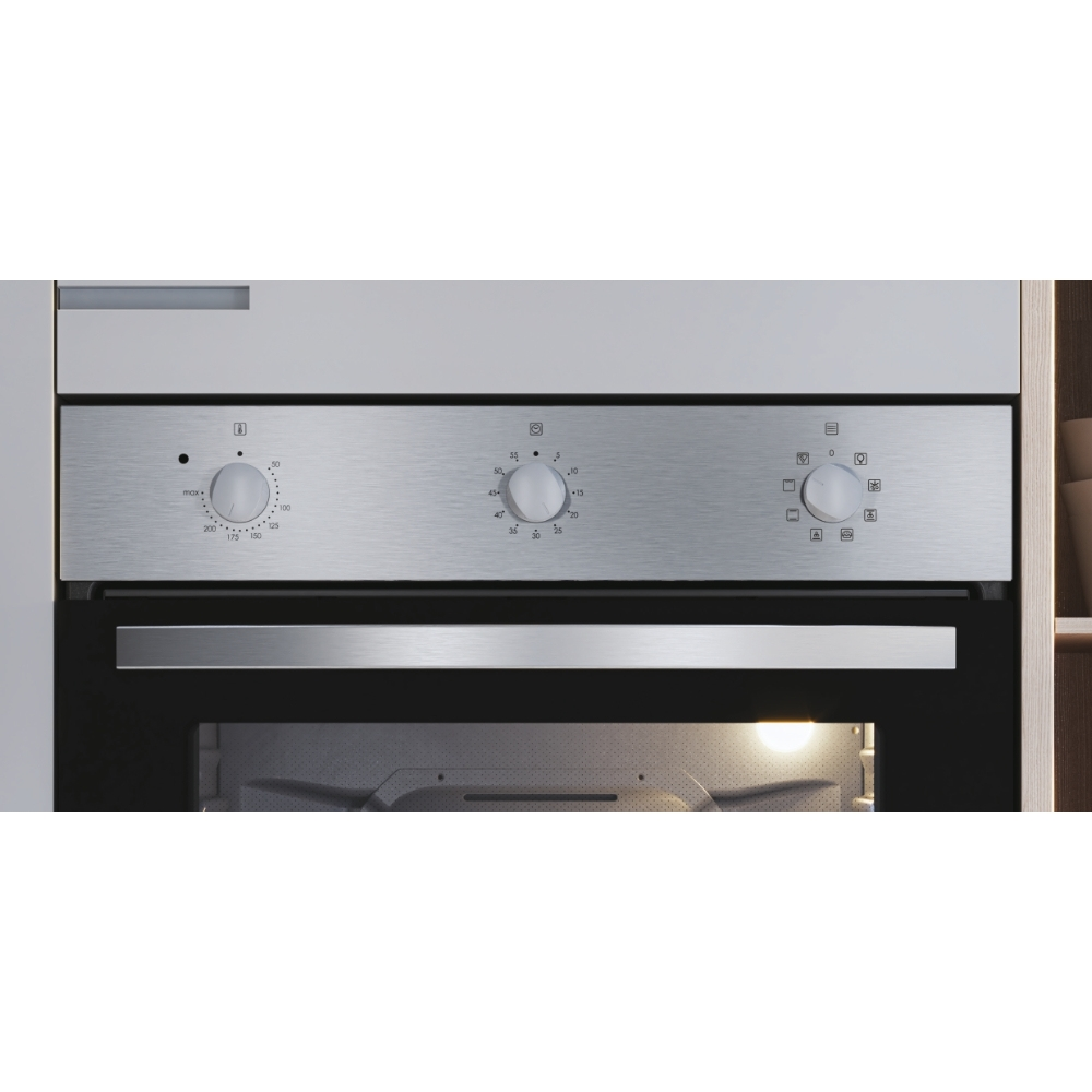 Un primo piano del pannello di controllo del forno con manopole e pulsanti su una superficie in acciaio inossidabile.