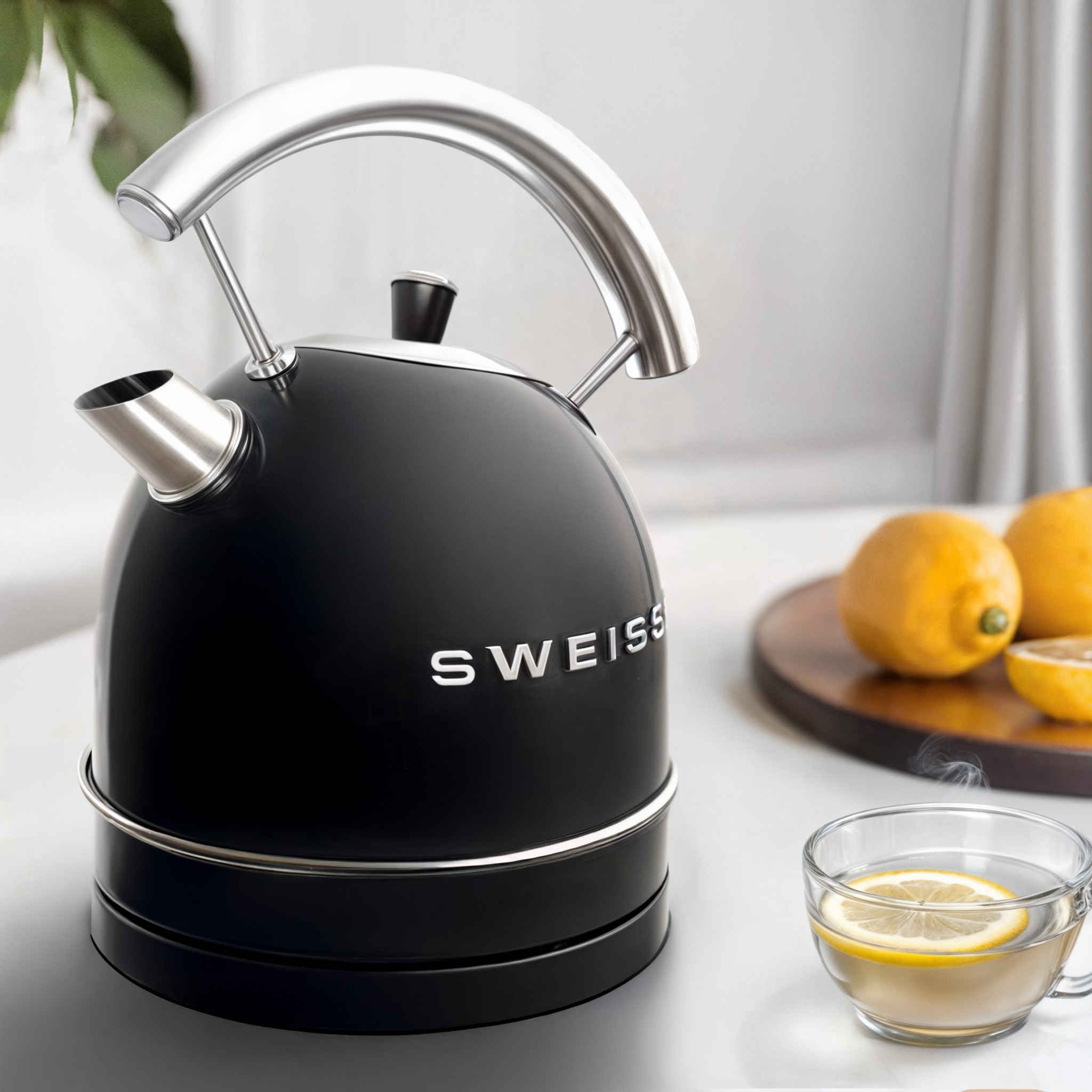 Schwarzer Wasserkocher mit silbernem Griff und Ausguss. Gelbe Zitronen und eine Tasse Tee auf weißem Tisch.