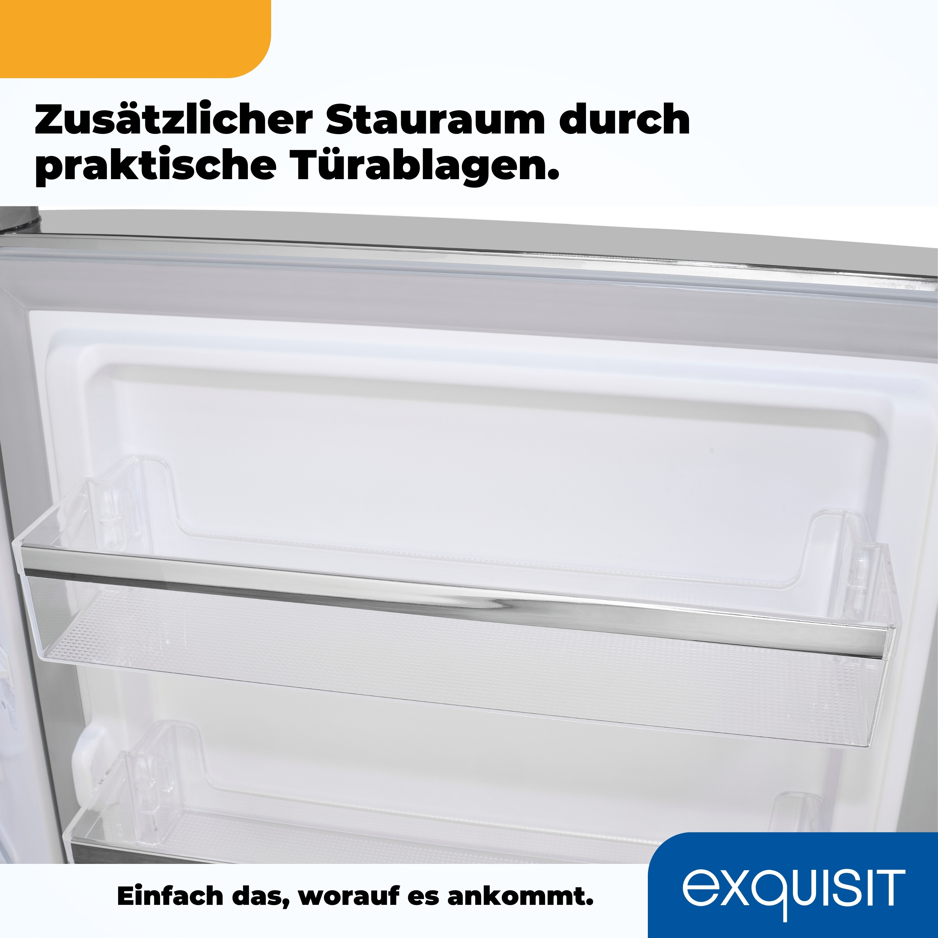 Nahaufnahme einer offenen Kühlschranktür mit Regalen und transparenten Kunststoffschalen. Text ist auf Deutsch.