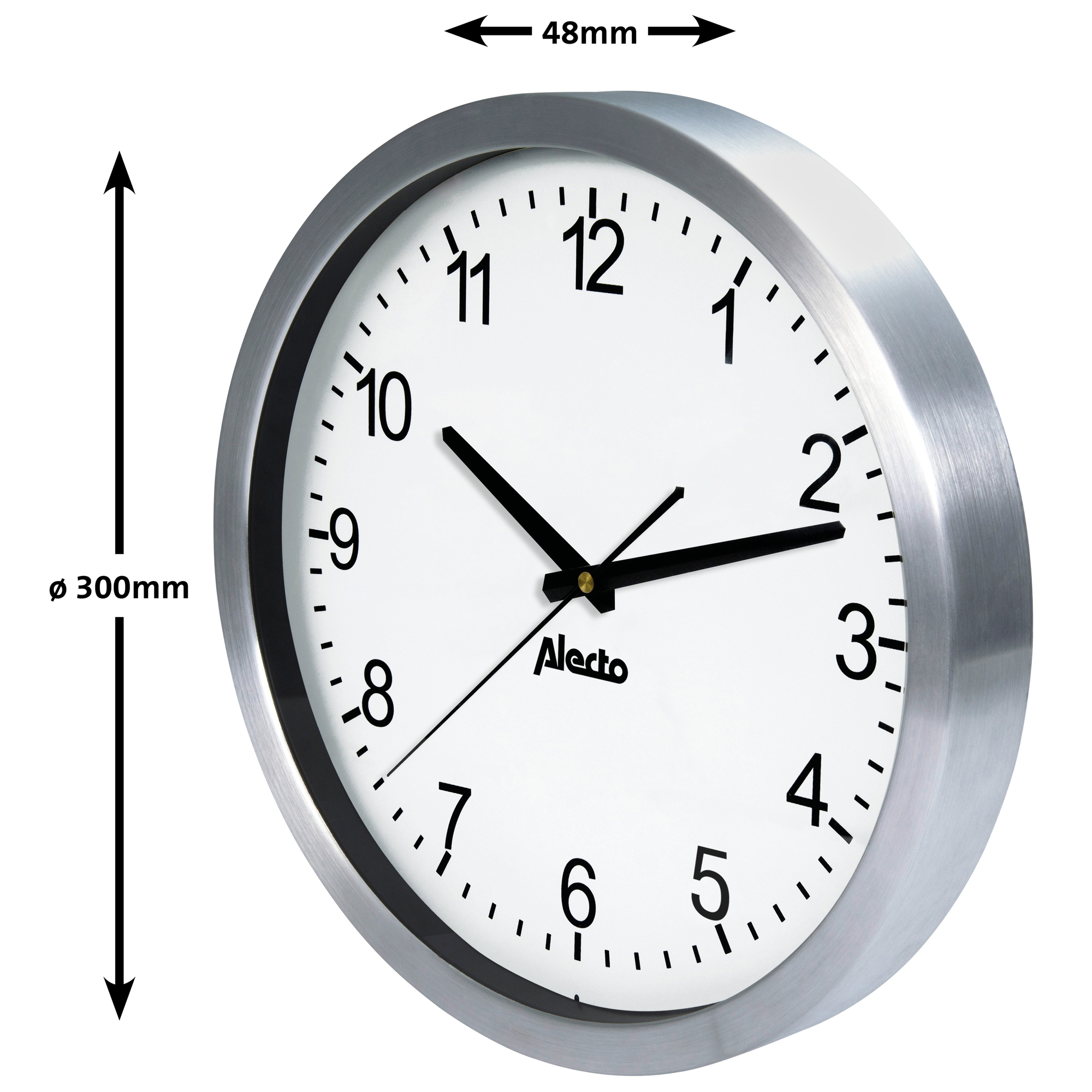 Eine silberfarbene runde Wanduhr mit schwarzen Zahlen und Zeigern, die die Uhrzeit anzeigt.