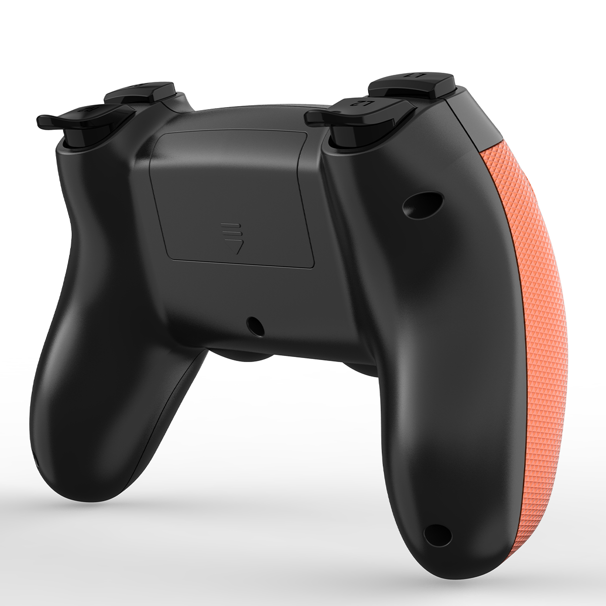 Schwarzer Gamecontroller mit orangefarbenen Griffen. Weißer Hintergrund.