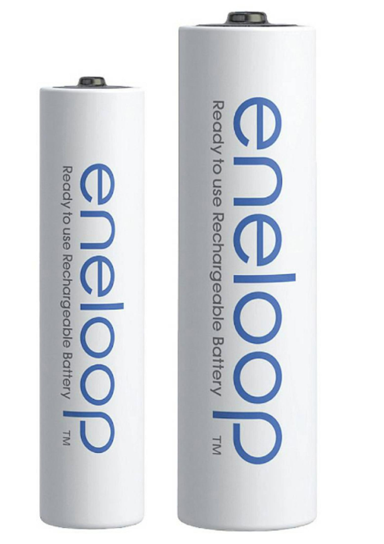 Zwei weiße eneloop-Batterien, eine AA und eine AAA, mit blauem Text.