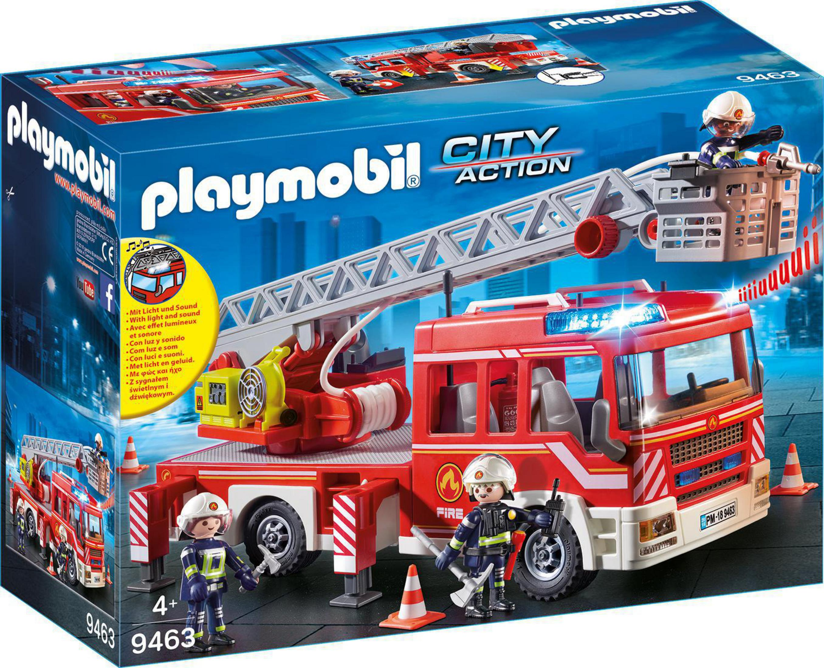 Playmobil Feuerwehr-Spielzeug-Set. Roter LKW mit Leiter, Feuerwehrleuten und Zubehör auf blauem Hintergrund.