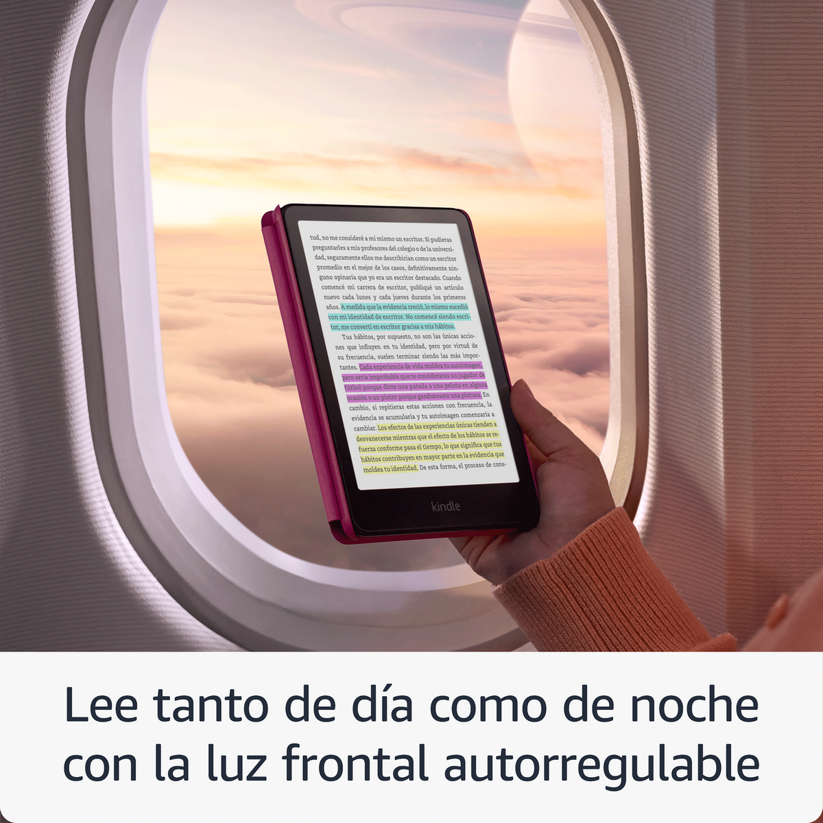 Eine Hand hält ein pinkfarbenes Kindle-Gerät, mit spanischem Text auf dem Bildschirm.