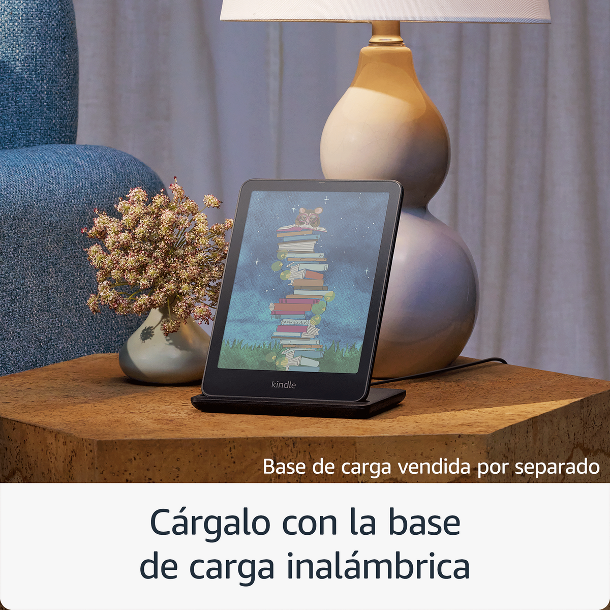 Kindle auf einem Ständer, mit Buchcover-Anzeige. Die Basis steht auf einem Holztisch.